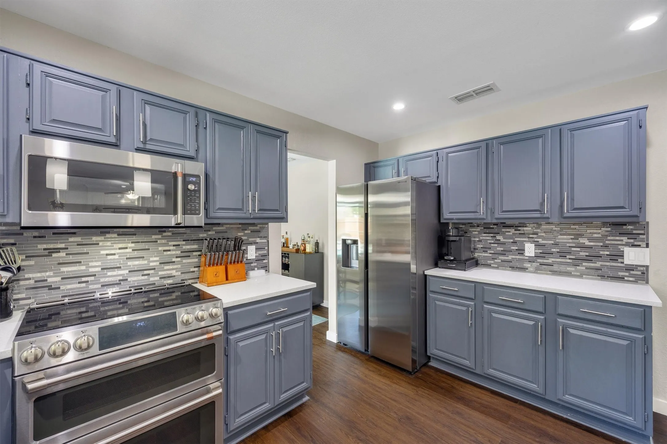 Single Family Residence For Sale in Tarrant County , 4900 Hibiscus Drive, Arlington, Texas 76018, 4 Bedroom, 3 Bathroom, 2 Garage spaces, 2,449 Sqft, built in 1990, mls#21377941, Real Estate Agent in Arlington, Homes For Sale in Tarrant county, Homes For Sale in Arlington, Realtor in Arlington Texas, Real Estate Brokerage Independent Realty Texas, Luminita Cordes Realtor