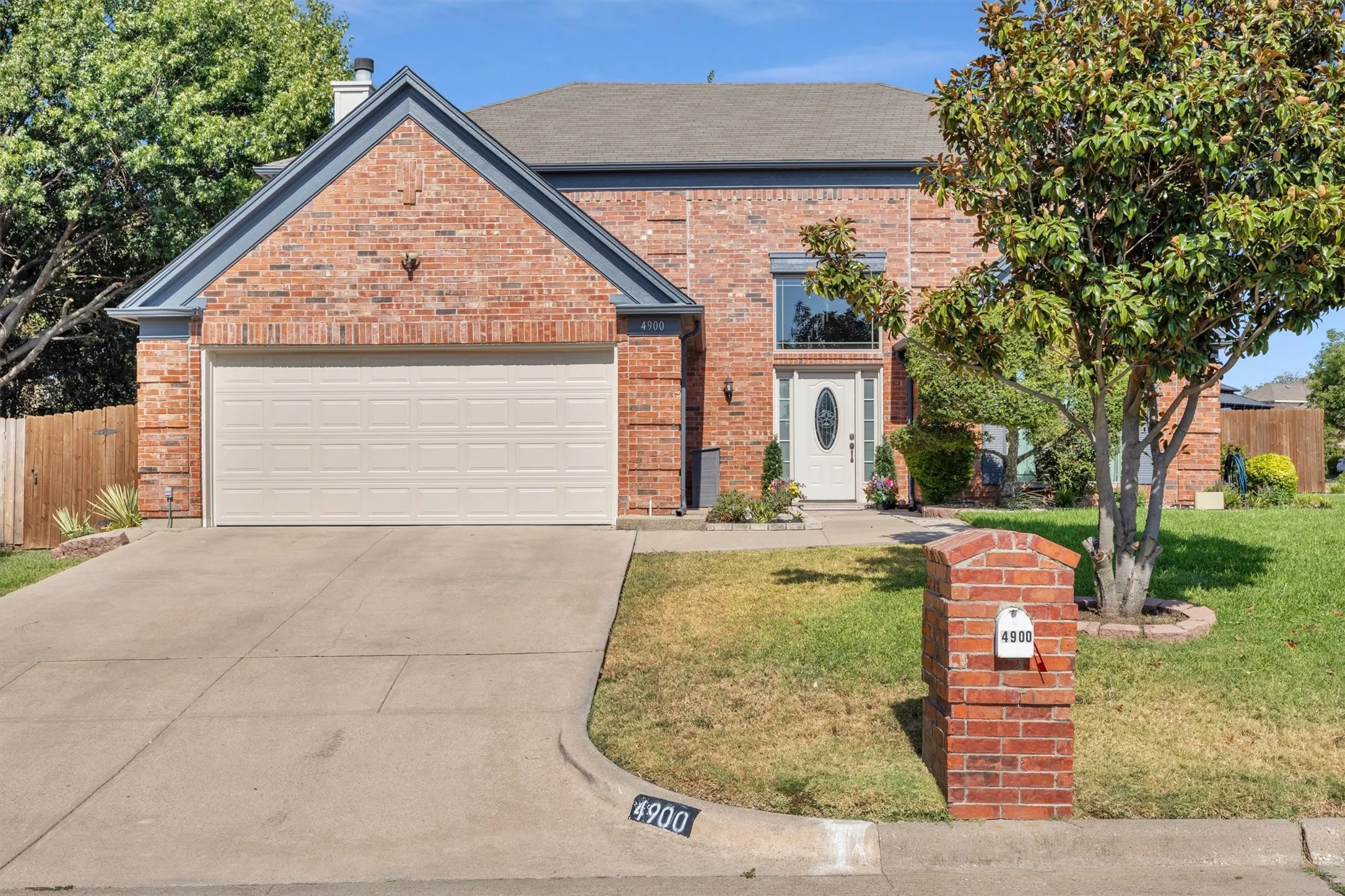 Single Family Residence For Sale in Tarrant County , 4900 Hibiscus Drive, Arlington, Texas 76018, 4 Bedroom, 3 Bathroom, 2 Garage spaces, 2,449 Sqft, built in 1990, mls#21377941, Real Estate Agent in Arlington, Homes For Sale in Tarrant county, Homes For Sale in Arlington, Realtor in Arlington Texas, Real Estate Brokerage Independent Realty Texas, Luminita Cordes Realtor