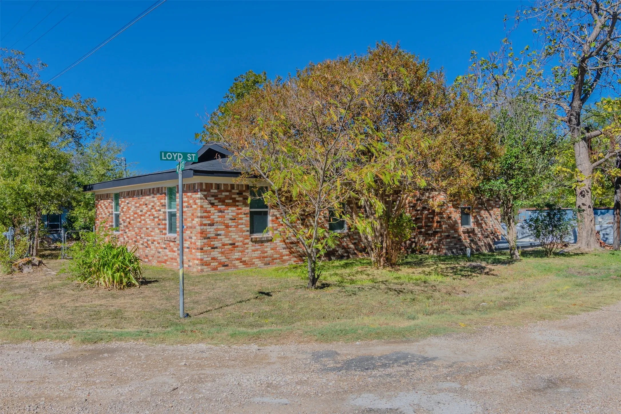 Single Family Residence For Rent in Ellis County , 605 Lloyd, Italy, Texas 76651, 5 Bedroom, 3 Bathroom, 2 Garage spaces, 2,679 Sqft, built in 1944, mls#21383972, Real Estate Agent in Italy, Homes For Rent in Ellis county, Homes For Rent in Italy, Realtor in Italy Texas, Real Estate Brokerage Independent Realty Texas, Luminita Cordes Realtor