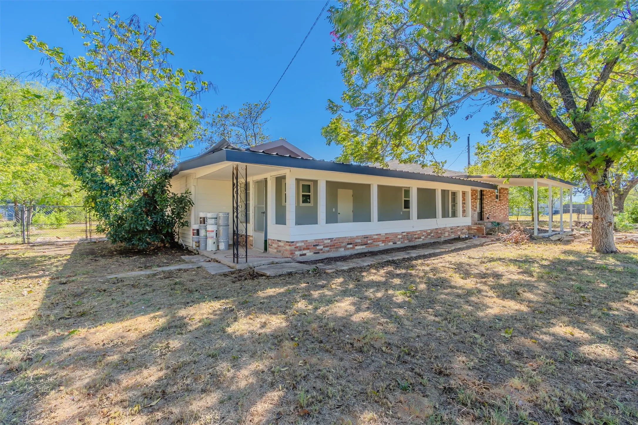 Single Family Residence For Rent in Ellis County , 605 Lloyd, Italy, Texas 76651, 5 Bedroom, 3 Bathroom, 2 Garage spaces, 2,679 Sqft, built in 1944, mls#21383972, Real Estate Agent in Italy, Homes For Rent in Ellis county, Homes For Rent in Italy, Realtor in Italy Texas, Real Estate Brokerage Independent Realty Texas, Luminita Cordes Realtor