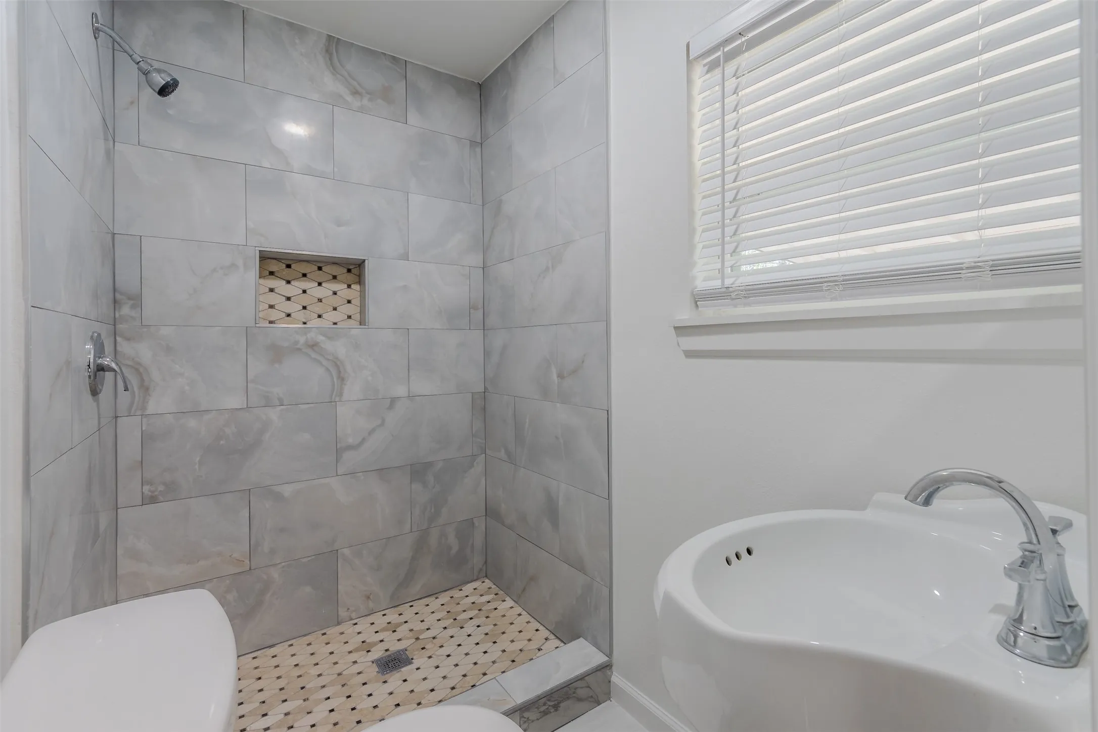Single Family Residence For Rent in Ellis County , 605 Lloyd, Italy, Texas 76651, 5 Bedroom, 3 Bathroom, 2 Garage spaces, 2,679 Sqft, built in 1944, mls#21383972, Real Estate Agent in Italy, Homes For Rent in Ellis county, Homes For Rent in Italy, Realtor in Italy Texas, Real Estate Brokerage Independent Realty Texas, Luminita Cordes Realtor