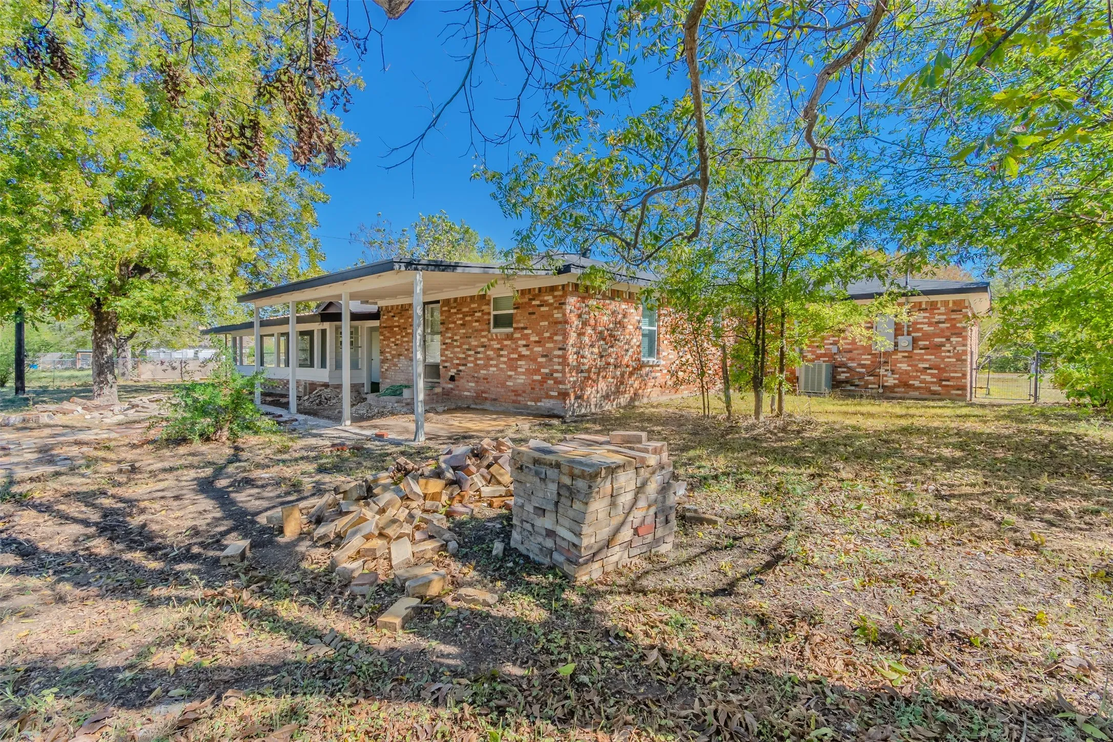 Single Family Residence For Rent in Ellis County , 605 Lloyd, Italy, Texas 76651, 5 Bedroom, 3 Bathroom, 2 Garage spaces, 2,679 Sqft, built in 1944, mls#21383972, Real Estate Agent in Italy, Homes For Rent in Ellis county, Homes For Rent in Italy, Realtor in Italy Texas, Real Estate Brokerage Independent Realty Texas, Luminita Cordes Realtor