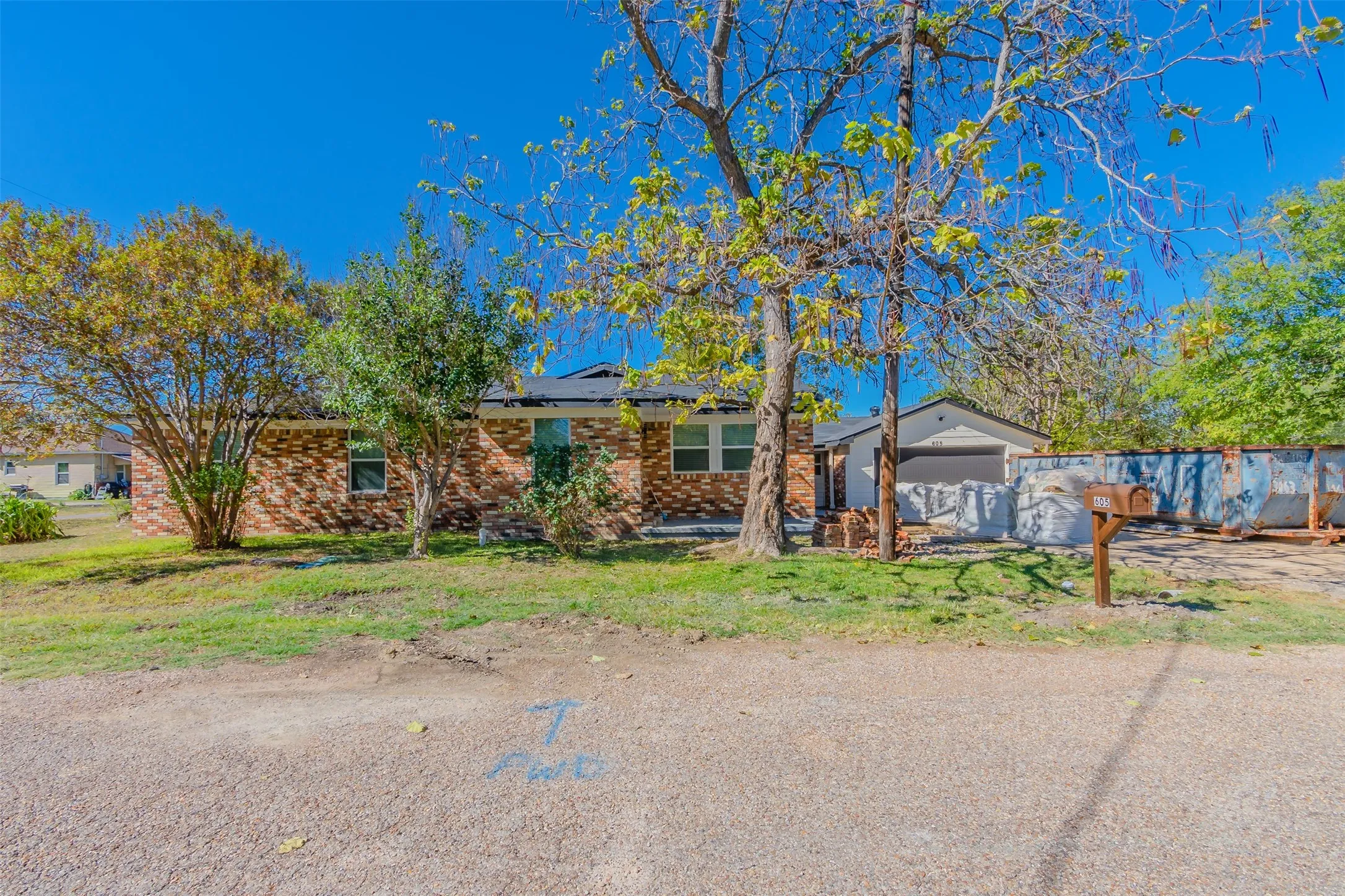 Single Family Residence For Rent in Ellis County , 605 Lloyd, Italy, Texas 76651, 5 Bedroom, 3 Bathroom, 2 Garage spaces, 2,679 Sqft, built in 1944, mls#21383972, Real Estate Agent in Italy, Homes For Rent in Ellis county, Homes For Rent in Italy, Realtor in Italy Texas, Real Estate Brokerage Independent Realty Texas, Luminita Cordes Realtor