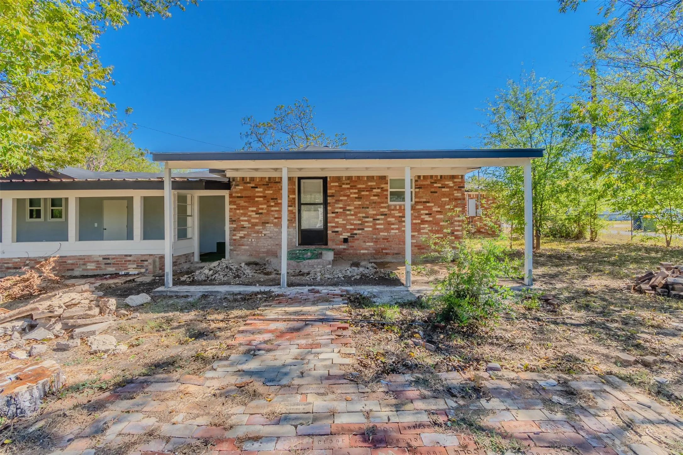 Single Family Residence For Rent in Ellis County , 605 Lloyd, Italy, Texas 76651, 5 Bedroom, 3 Bathroom, 2 Garage spaces, 2,679 Sqft, built in 1944, mls#21383972, Real Estate Agent in Italy, Homes For Rent in Ellis county, Homes For Rent in Italy, Realtor in Italy Texas, Real Estate Brokerage Independent Realty Texas, Luminita Cordes Realtor