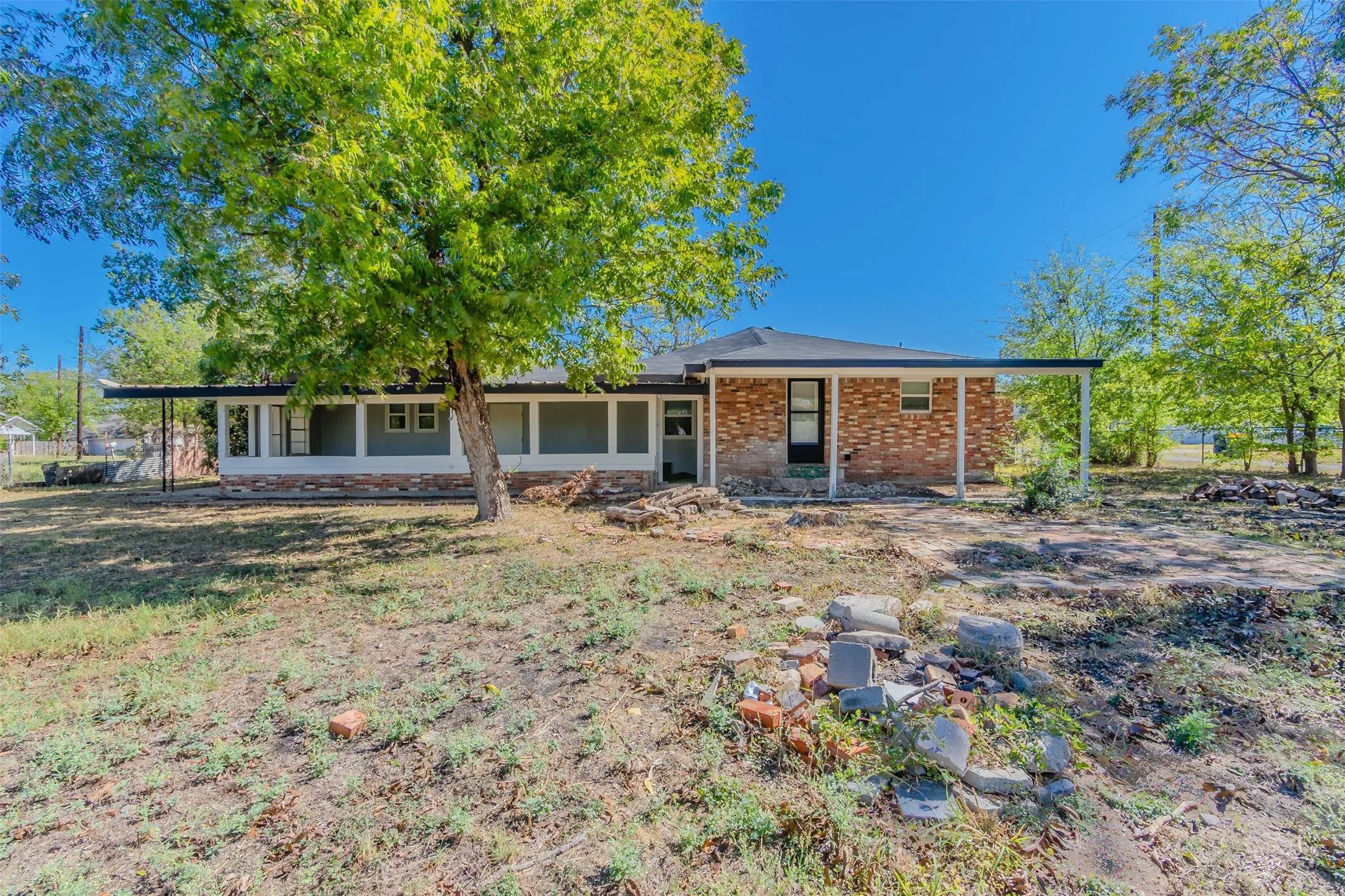 Single Family Residence For Rent in Ellis County , 605 Lloyd, Italy, Texas 76651, 5 Bedroom, 3 Bathroom, 2 Garage spaces, 2,679 Sqft, built in 1944, mls#21383972, Real Estate Agent in Italy, Homes For Rent in Ellis county, Homes For Rent in Italy, Realtor in Italy Texas, Real Estate Brokerage Independent Realty Texas, Luminita Cordes Realtor