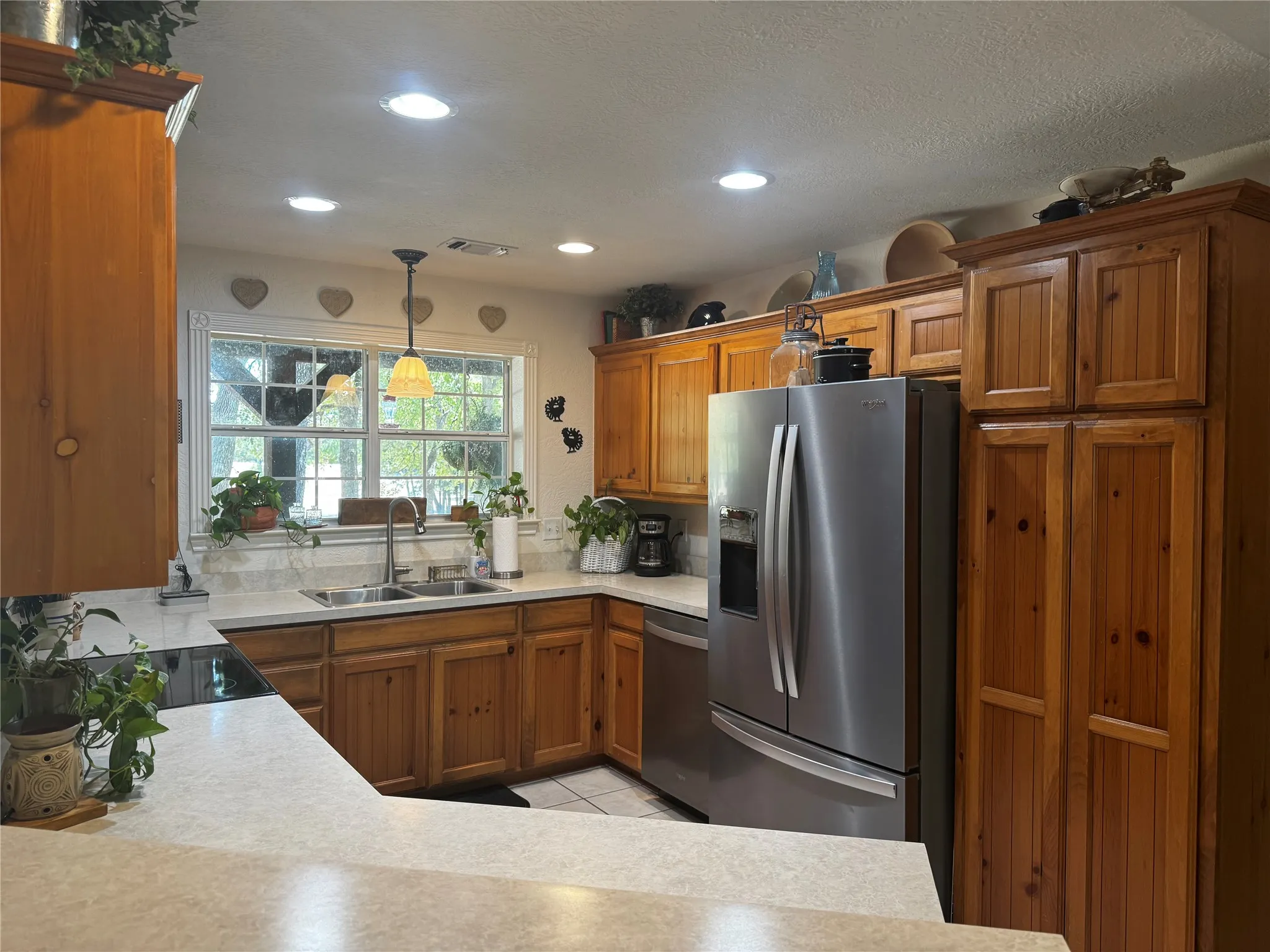 WHIRLPOOL DW BESIDE WHIRLPOOL FRIDGE PANTRY CABINET STORAGE