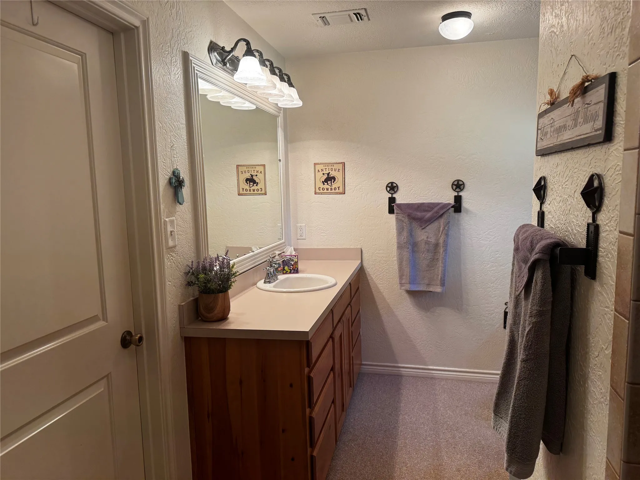 WALK IN CLOSET DOOR ON LEFT