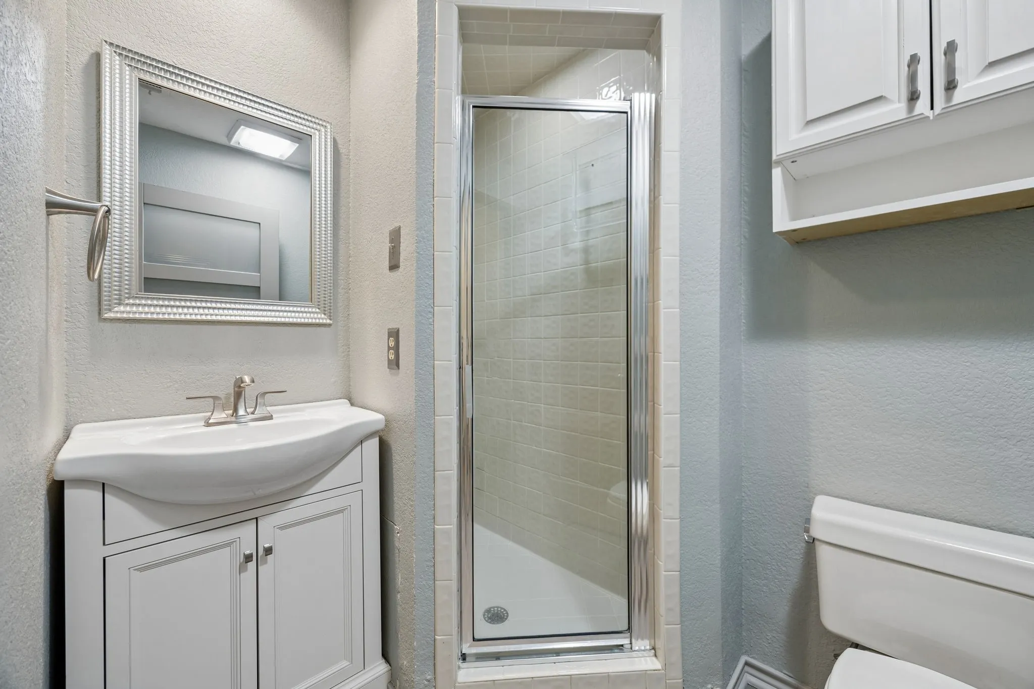 Single-basin vanity with an integrated sink and brushed nickel faucet