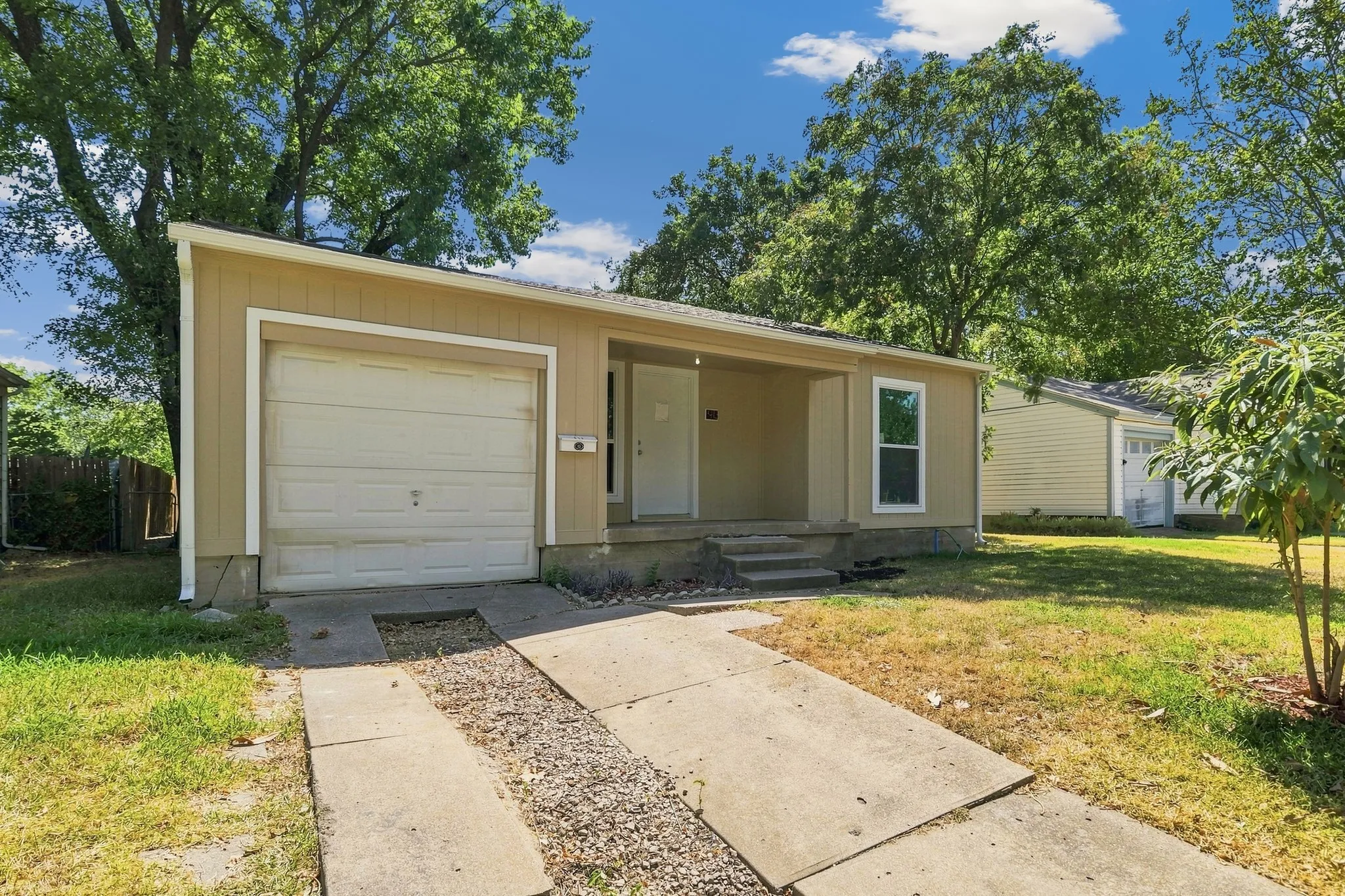 Single Family Residence For Sale in Dallas County , 913 Tamara Lane, Grand Prairie, Texas 75051, 2 Bedroom, 1 Bathroom, 1 Garage spaces, 1,051 Sqft, built in 1952, mls#21379049, Real Estate Agent in Grand Prairie, Homes For Sale in Dallas county, Homes For Sale in Grand Prairie, Realtor in Grand Prairie Texas, Real Estate Brokerage Independent Realty Texas, Luminita Cordes Realtor