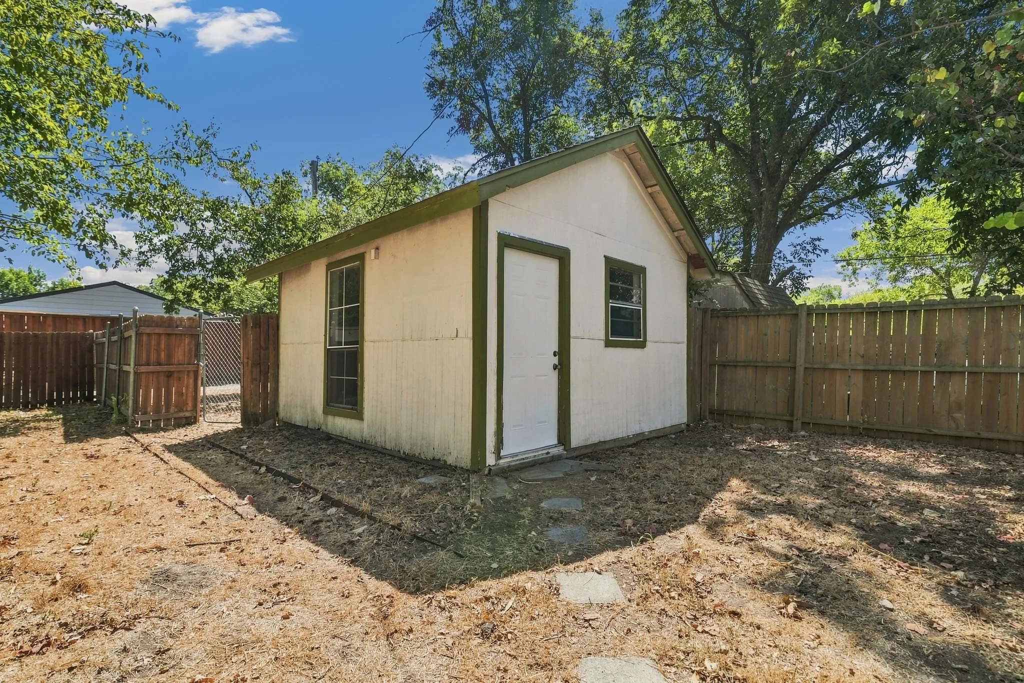Single Family Residence For Sale in Dallas County , 913 Tamara Lane, Grand Prairie, Texas 75051, 2 Bedroom, 1 Bathroom, 1 Garage spaces, 1,051 Sqft, built in 1952, mls#21379049, Real Estate Agent in Grand Prairie, Homes For Sale in Dallas county, Homes For Sale in Grand Prairie, Realtor in Grand Prairie Texas, Real Estate Brokerage Independent Realty Texas, Luminita Cordes Realtor