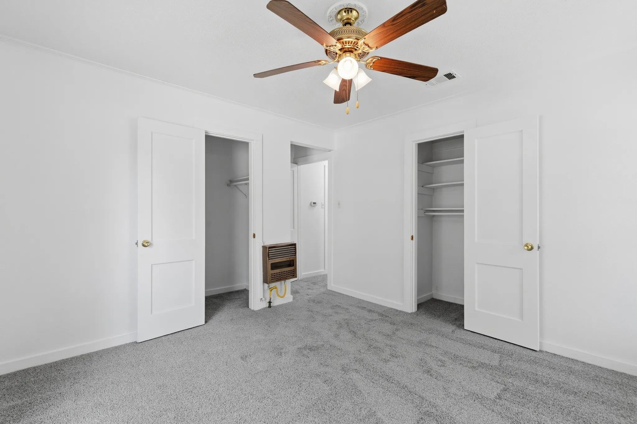 Single Family Residence For Sale in Dallas County , 913 Tamara Lane, Grand Prairie, Texas 75051, 2 Bedroom, 1 Bathroom, 1 Garage spaces, 1,051 Sqft, built in 1952, mls#21379049, Real Estate Agent in Grand Prairie, Homes For Sale in Dallas county, Homes For Sale in Grand Prairie, Realtor in Grand Prairie Texas, Real Estate Brokerage Independent Realty Texas, Luminita Cordes Realtor