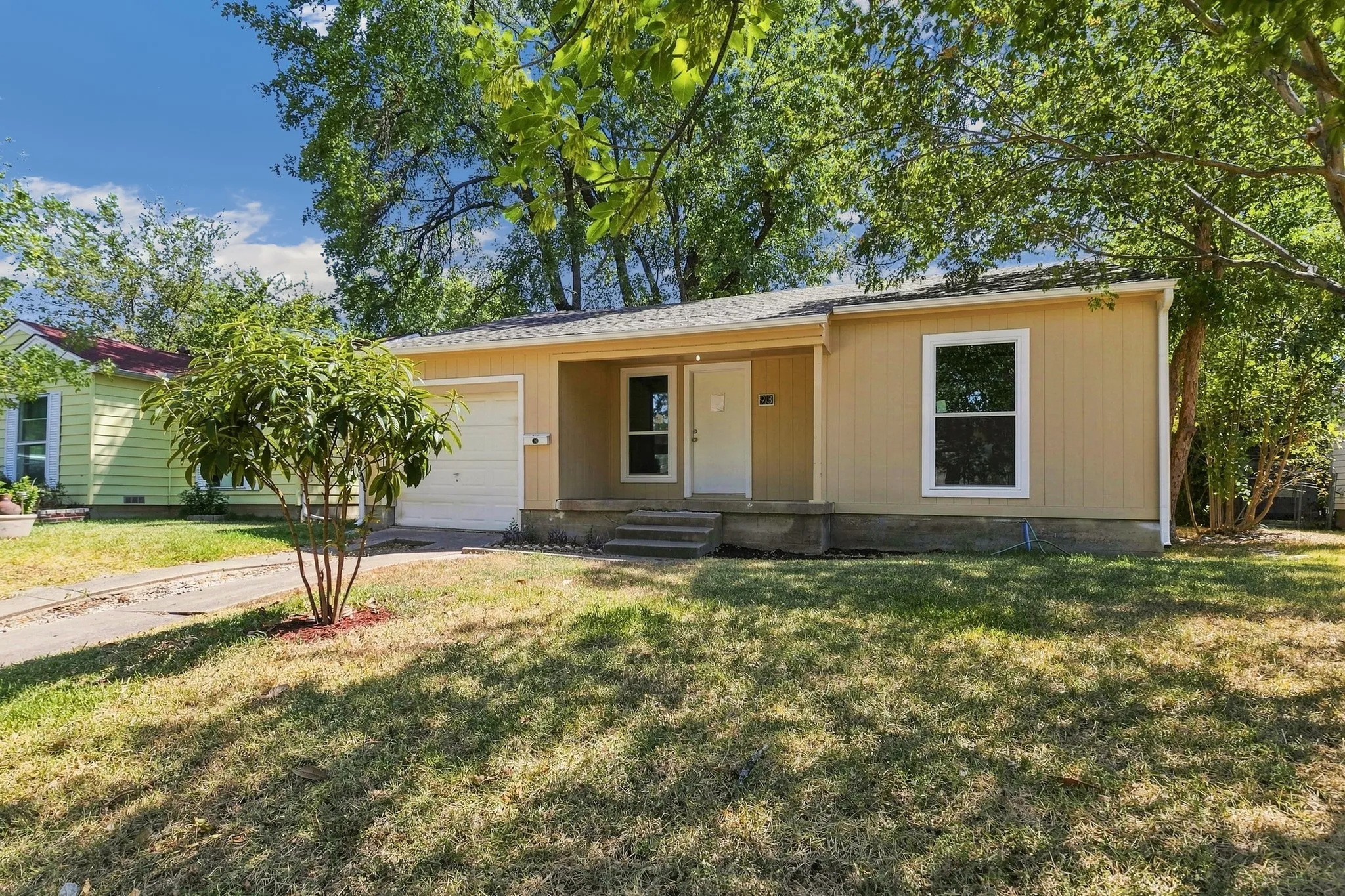 Single Family Residence For Sale in Dallas County , 913 Tamara Lane, Grand Prairie, Texas 75051, 2 Bedroom, 1 Bathroom, 1 Garage spaces, 1,051 Sqft, built in 1952, mls#21379049, Real Estate Agent in Grand Prairie, Homes For Sale in Dallas county, Homes For Sale in Grand Prairie, Realtor in Grand Prairie Texas, Real Estate Brokerage Independent Realty Texas, Luminita Cordes Realtor