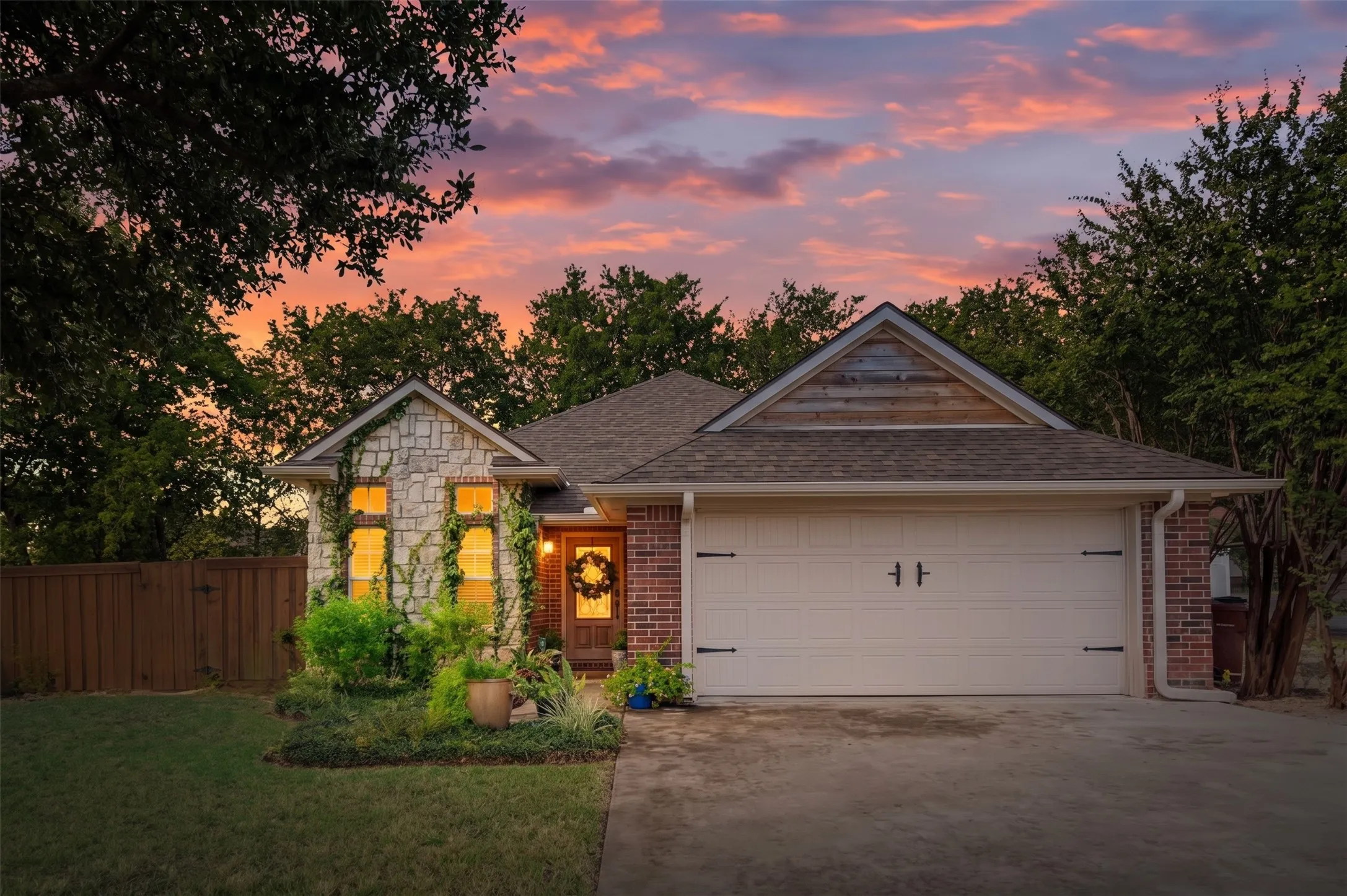 Single Family Residence For Sale in Grayson County , 700 Blanton Drive, Sherman, Texas 75092, 3 Bedroom, 2 Bathroom, 2 Garage spaces, 1,923 Sqft, built in 2001, mls#21383160, Real Estate Agent in Sherman, Homes For Sale in Grayson county, Homes For Sale in Sherman, Realtor in Sherman Texas, Real Estate Brokerage Independent Realty Texas, Luminita Cordes Realtor