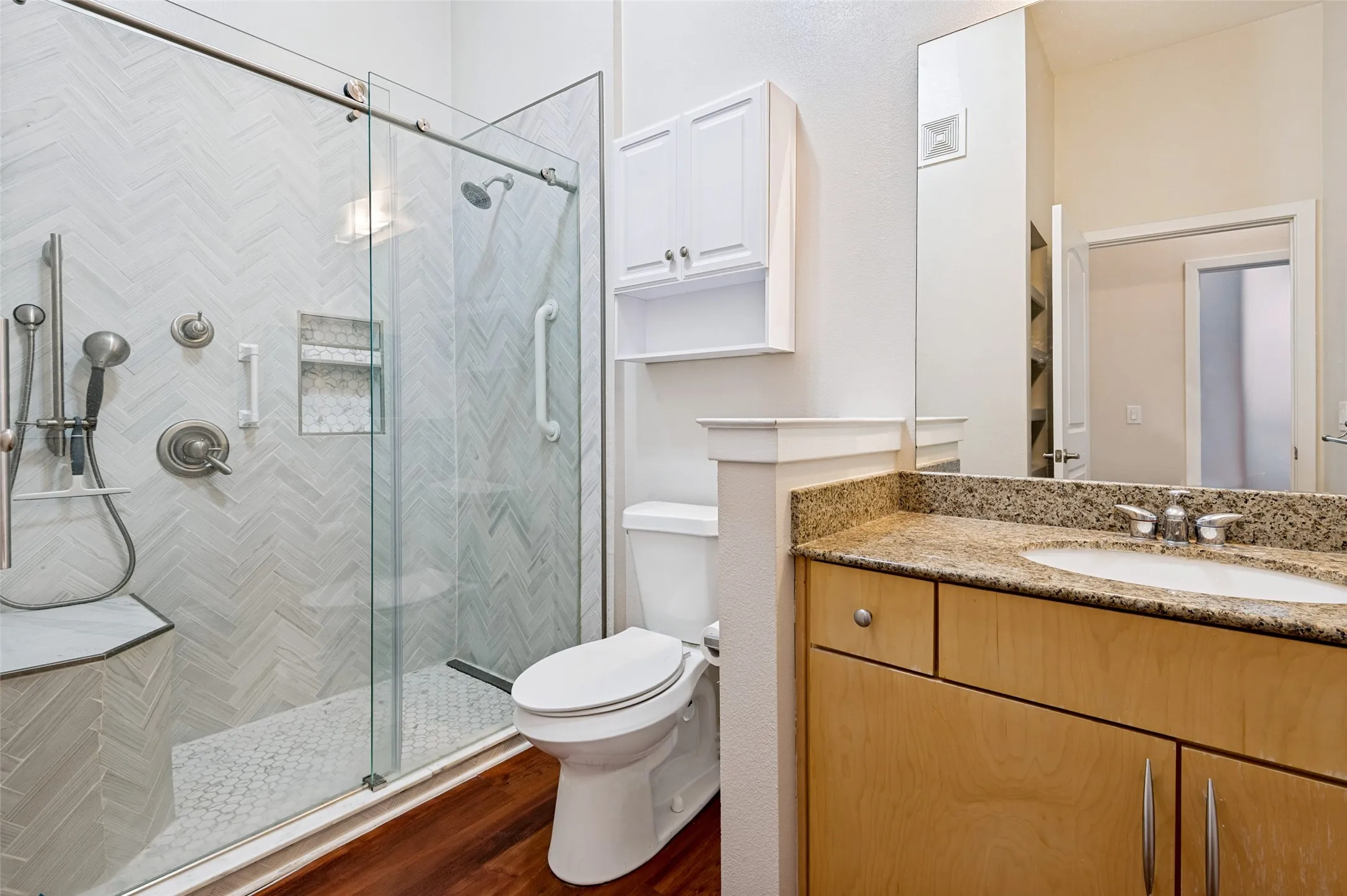 Condominium For Sale in Tarrant County , 201 W Lancaster Avenue 212, Fort Worth, Texas 76102, 2 Bedroom, 2 Bathroom, 1 Garage spaces, 928 Sqft, built in 2005, mls#21383336, Real Estate Agent in Fort Worth, Homes For Sale in Tarrant county, Homes For Sale in Fort Worth, Realtor in Fort Worth Texas, Real Estate Brokerage Independent Realty Texas, Luminita Cordes Realtor