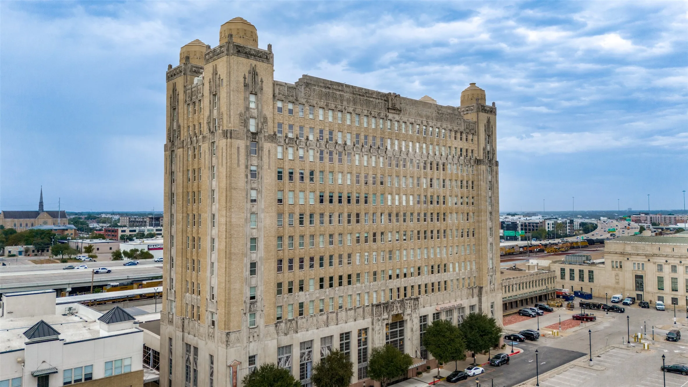 Condominium For Sale in Tarrant County , 201 W Lancaster Avenue 212, Fort Worth, Texas 76102, 2 Bedroom, 2 Bathroom, 1 Garage spaces, 928 Sqft, built in 2005, mls#21383336, Real Estate Agent in Fort Worth, Homes For Sale in Tarrant county, Homes For Sale in Fort Worth, Realtor in Fort Worth Texas, Real Estate Brokerage Independent Realty Texas, Luminita Cordes Realtor