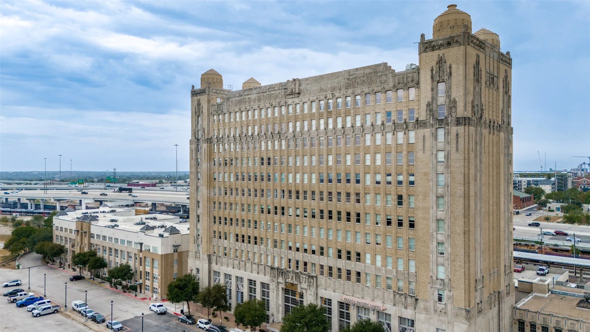 Condominium For Sale in Tarrant County , 201 W Lancaster Avenue 212, Fort Worth, Texas 76102, 2 Bedroom, 2 Bathroom, 1 Garage spaces, 928 Sqft, built in 2005, mls#21383336, Real Estate Agent in Fort Worth, Homes For Sale in Tarrant county, Homes For Sale in Fort Worth, Realtor in Fort Worth Texas, Real Estate Brokerage Independent Realty Texas, Luminita Cordes Realtor