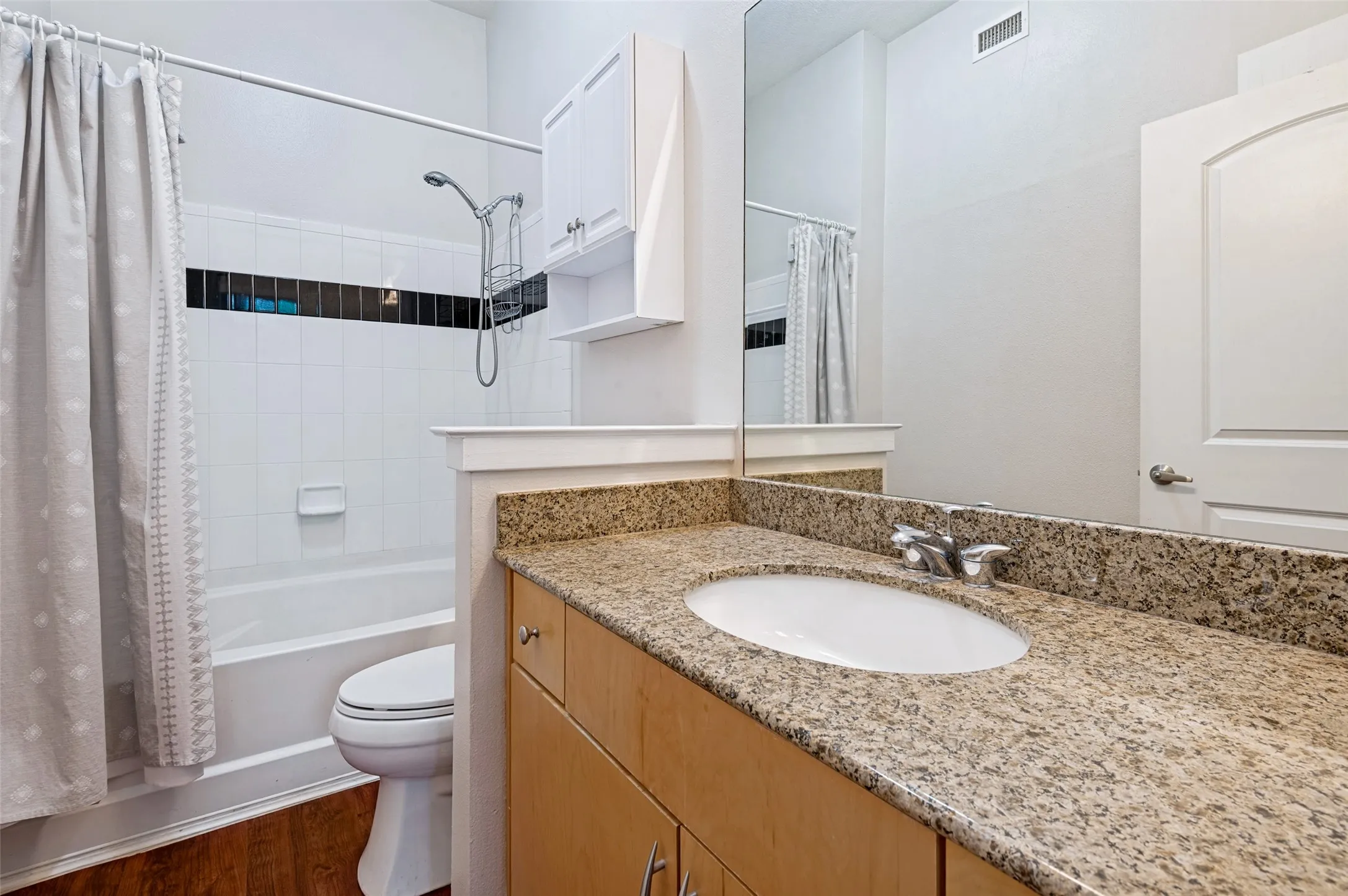 Condominium For Sale in Tarrant County , 201 W Lancaster Avenue 212, Fort Worth, Texas 76102, 2 Bedroom, 2 Bathroom, 1 Garage spaces, 928 Sqft, built in 2005, mls#21383336, Real Estate Agent in Fort Worth, Homes For Sale in Tarrant county, Homes For Sale in Fort Worth, Realtor in Fort Worth Texas, Real Estate Brokerage Independent Realty Texas, Luminita Cordes Realtor