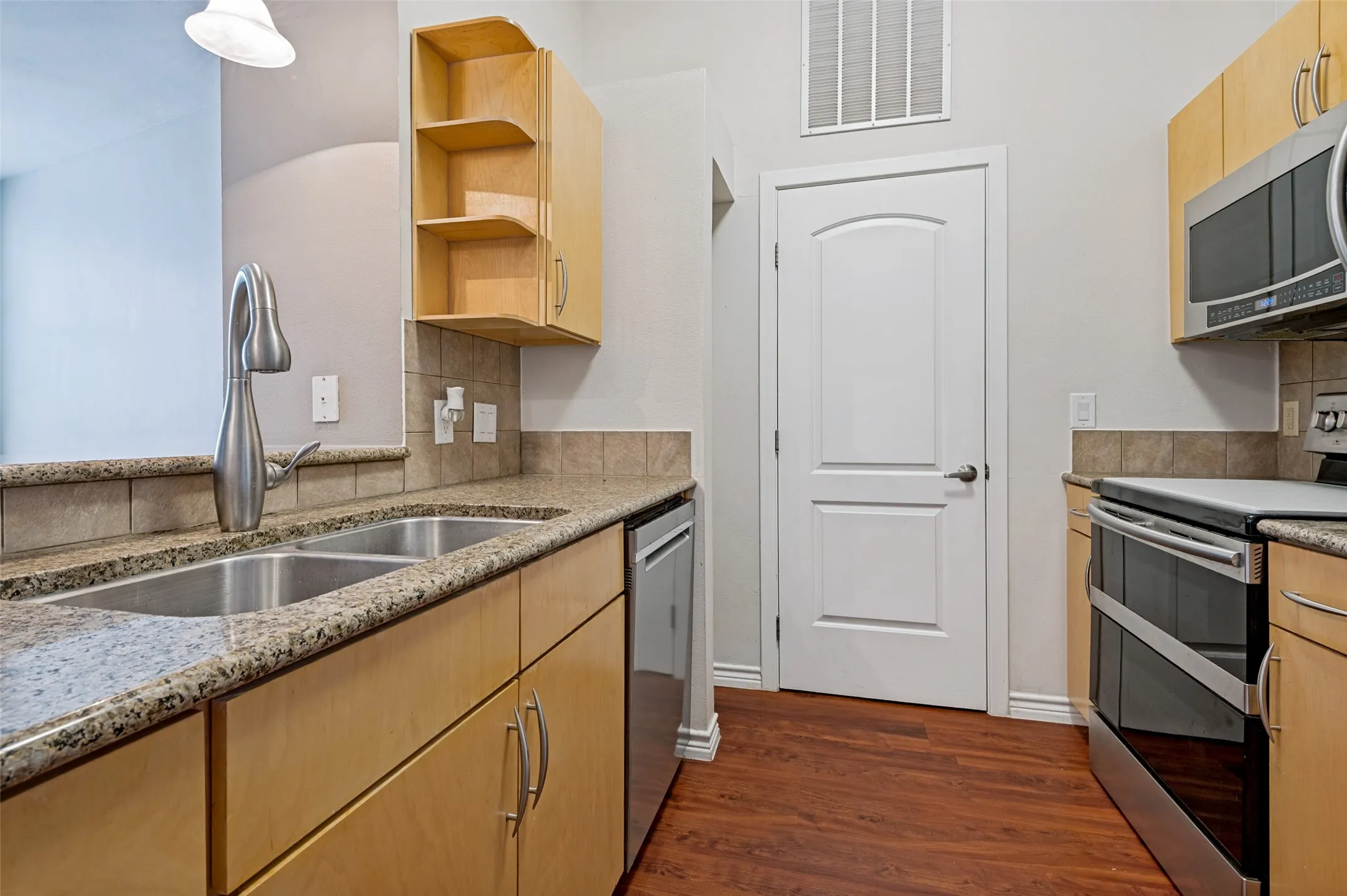 Condominium For Sale in Tarrant County , 201 W Lancaster Avenue 212, Fort Worth, Texas 76102, 2 Bedroom, 2 Bathroom, 1 Garage spaces, 928 Sqft, built in 2005, mls#21383336, Real Estate Agent in Fort Worth, Homes For Sale in Tarrant county, Homes For Sale in Fort Worth, Realtor in Fort Worth Texas, Real Estate Brokerage Independent Realty Texas, Luminita Cordes Realtor