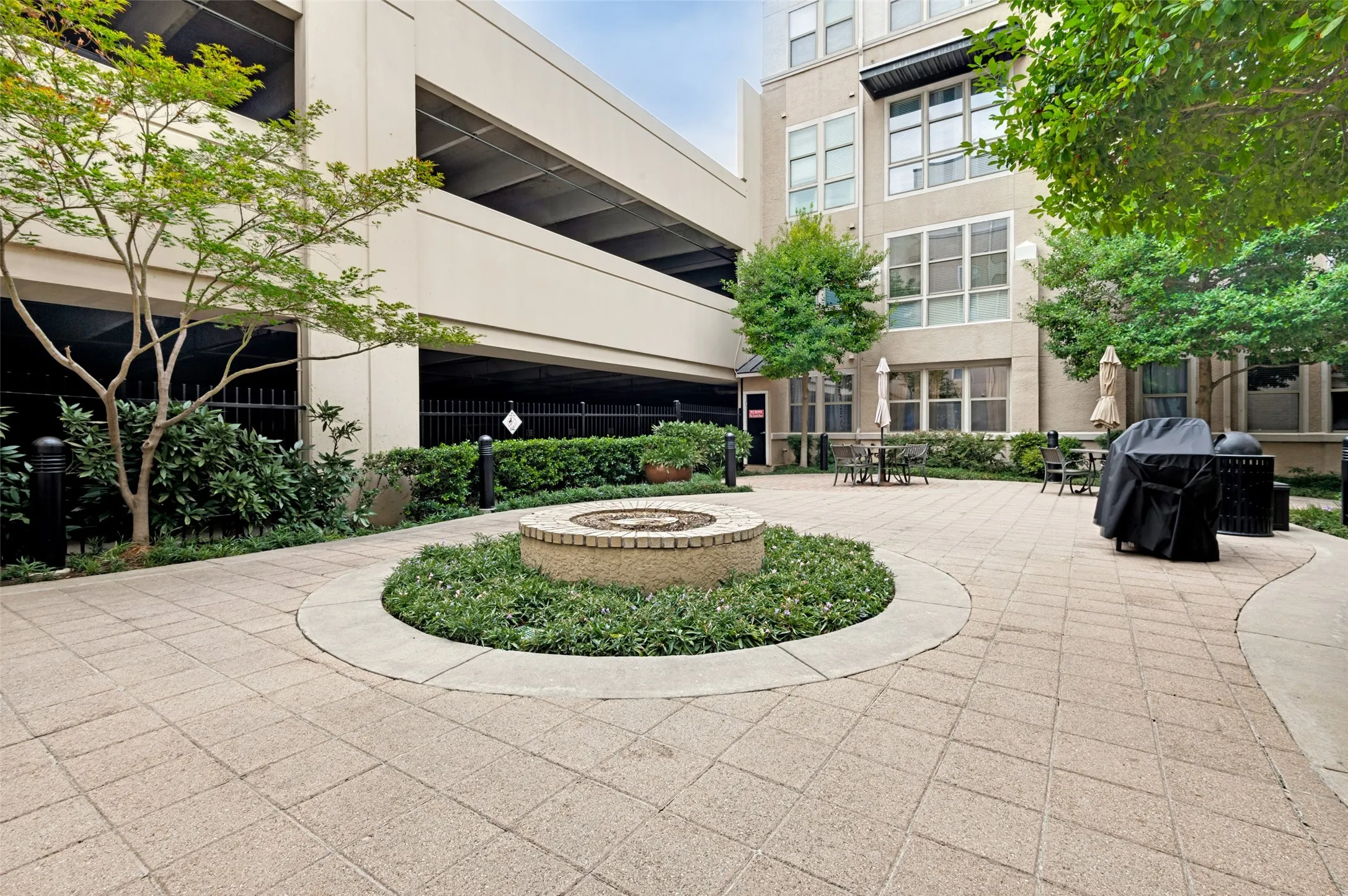 Condominium For Sale in Tarrant County , 201 W Lancaster Avenue 212, Fort Worth, Texas 76102, 2 Bedroom, 2 Bathroom, 1 Garage spaces, 928 Sqft, built in 2005, mls#21383336, Real Estate Agent in Fort Worth, Homes For Sale in Tarrant county, Homes For Sale in Fort Worth, Realtor in Fort Worth Texas, Real Estate Brokerage Independent Realty Texas, Luminita Cordes Realtor