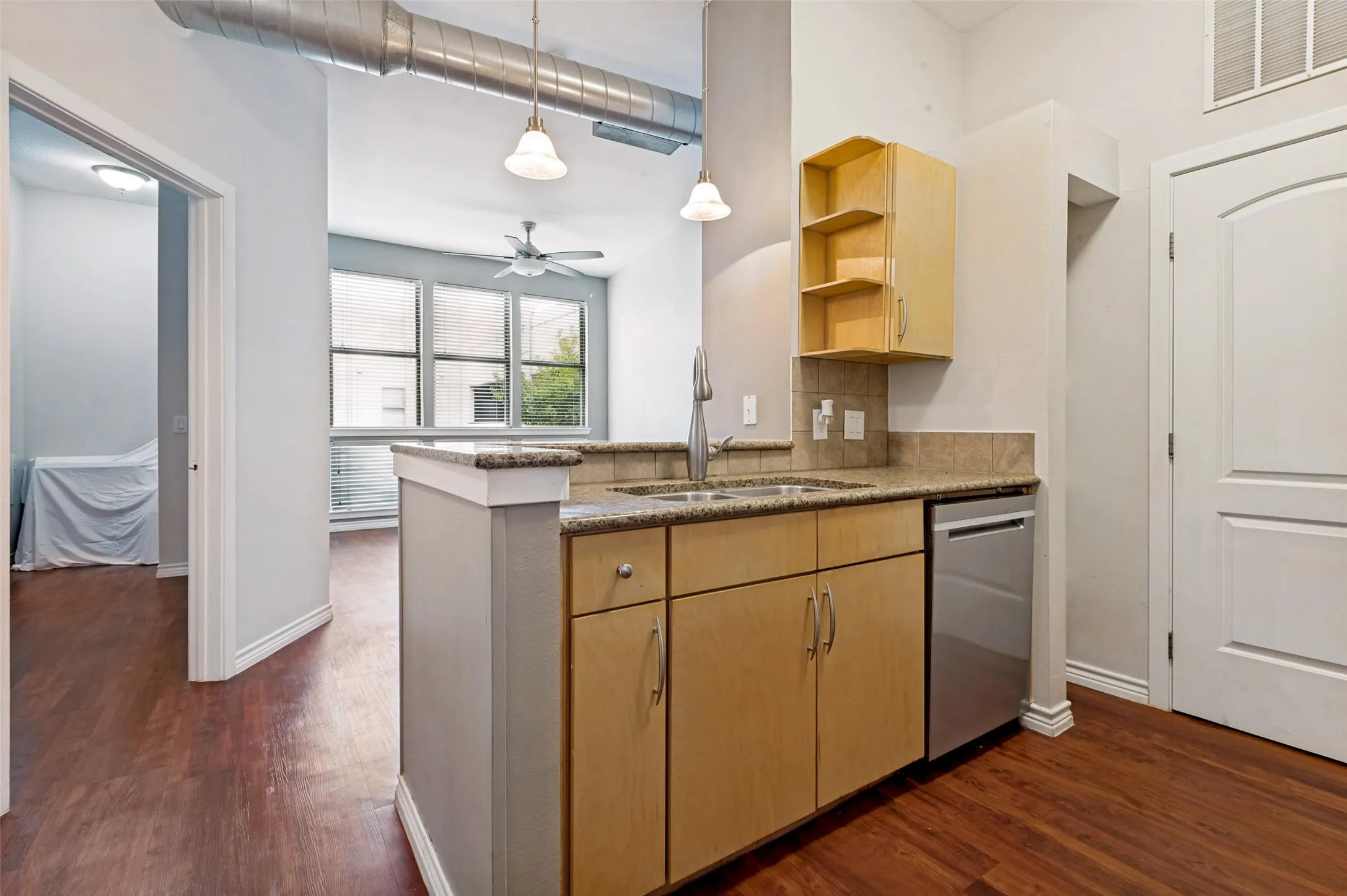 Condominium For Sale in Tarrant County , 201 W Lancaster Avenue 212, Fort Worth, Texas 76102, 2 Bedroom, 2 Bathroom, 1 Garage spaces, 928 Sqft, built in 2005, mls#21383336, Real Estate Agent in Fort Worth, Homes For Sale in Tarrant county, Homes For Sale in Fort Worth, Realtor in Fort Worth Texas, Real Estate Brokerage Independent Realty Texas, Luminita Cordes Realtor