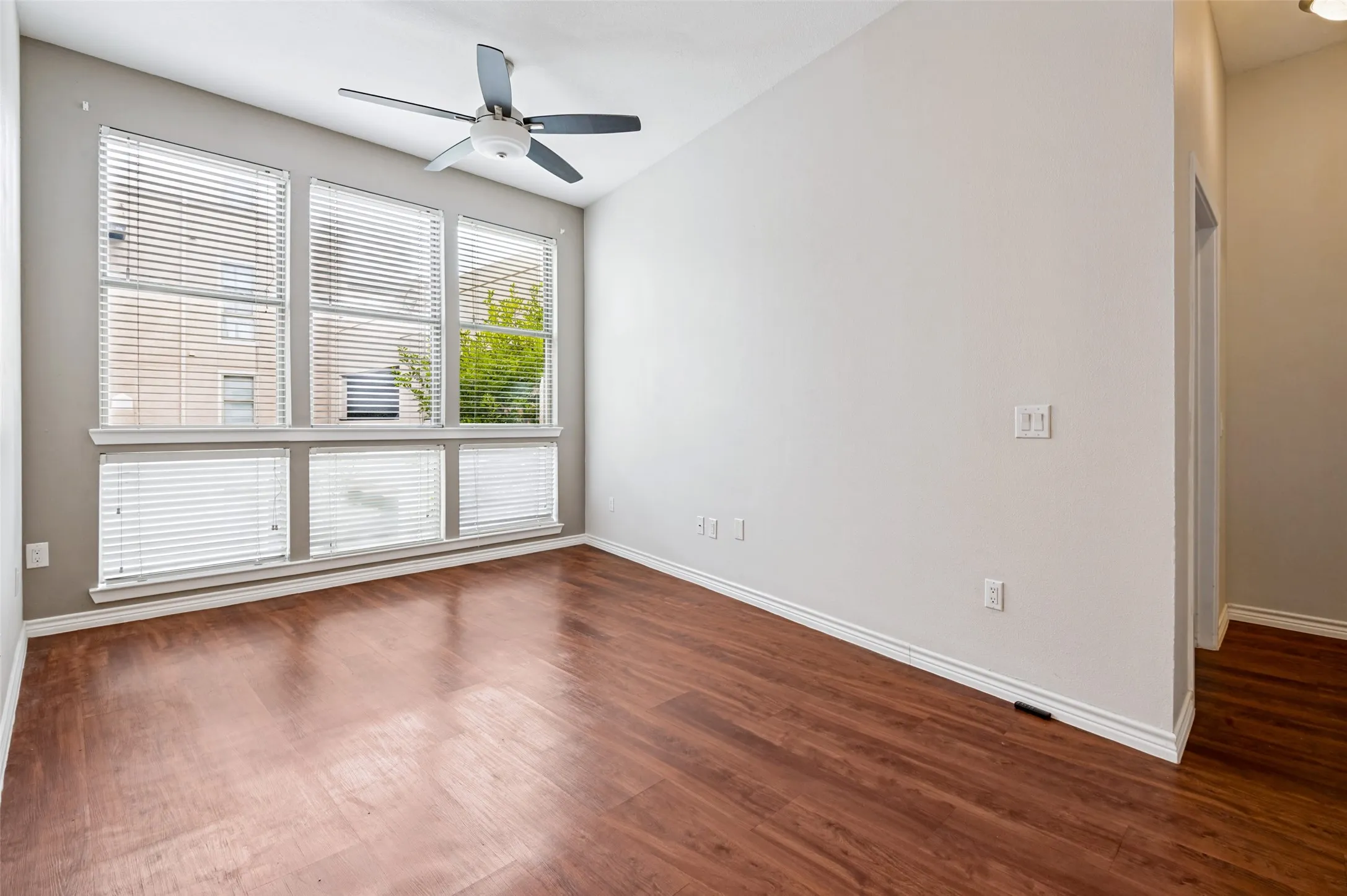 Condominium For Sale in Tarrant County , 201 W Lancaster Avenue 212, Fort Worth, Texas 76102, 2 Bedroom, 2 Bathroom, 1 Garage spaces, 928 Sqft, built in 2005, mls#21383336, Real Estate Agent in Fort Worth, Homes For Sale in Tarrant county, Homes For Sale in Fort Worth, Realtor in Fort Worth Texas, Real Estate Brokerage Independent Realty Texas, Luminita Cordes Realtor