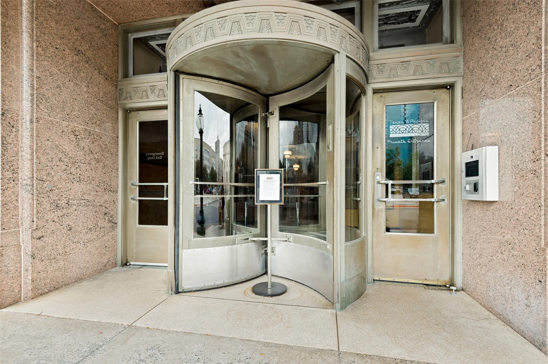 Condominium For Sale in Tarrant County , 201 W Lancaster Avenue 212, Fort Worth, Texas 76102, 2 Bedroom, 2 Bathroom, 1 Garage spaces, 928 Sqft, built in 2005, mls#21383336, Real Estate Agent in Fort Worth, Homes For Sale in Tarrant county, Homes For Sale in Fort Worth, Realtor in Fort Worth Texas, Real Estate Brokerage Independent Realty Texas, Luminita Cordes Realtor