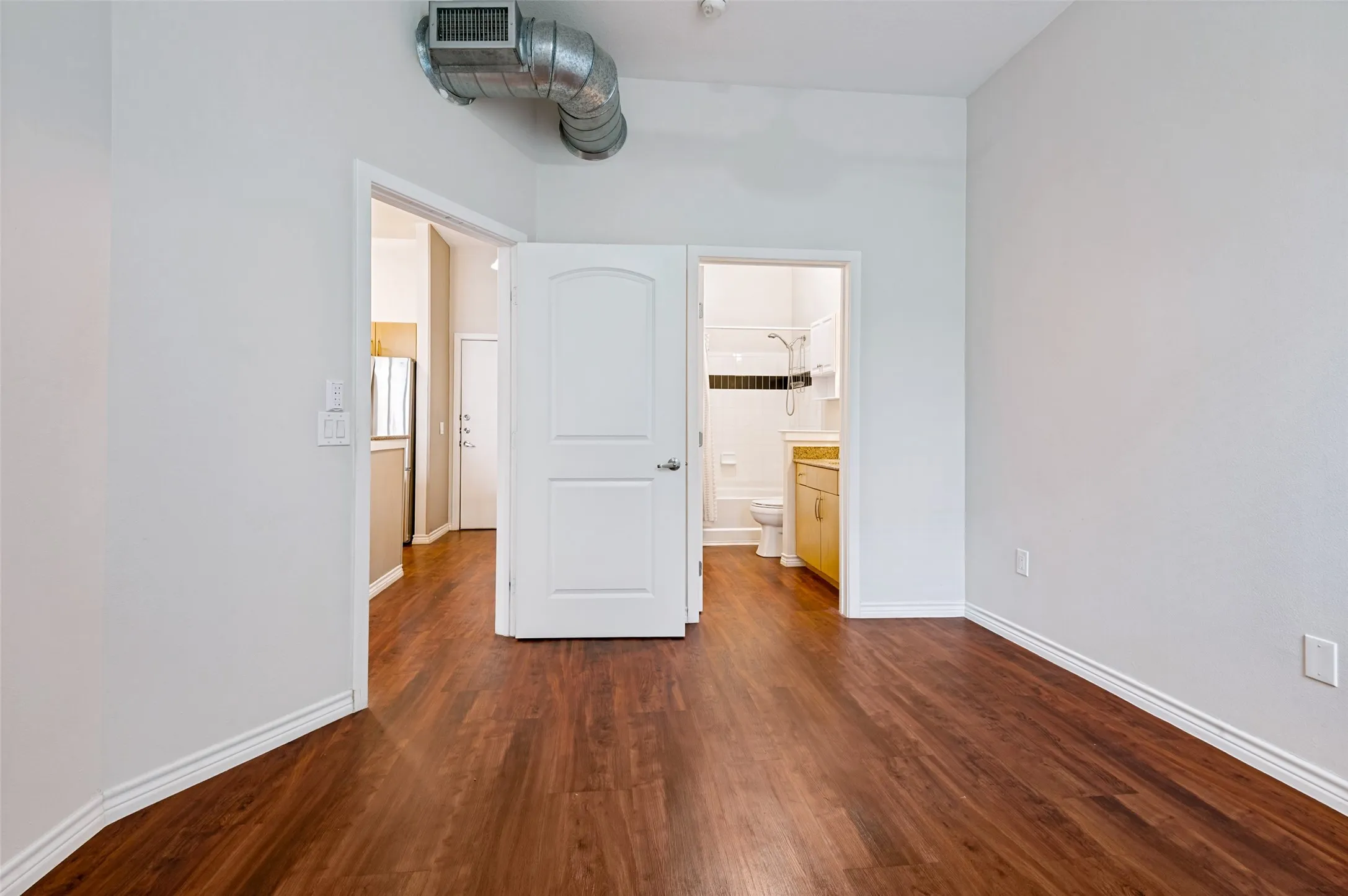 Condominium For Sale in Tarrant County , 201 W Lancaster Avenue 212, Fort Worth, Texas 76102, 2 Bedroom, 2 Bathroom, 1 Garage spaces, 928 Sqft, built in 2005, mls#21383336, Real Estate Agent in Fort Worth, Homes For Sale in Tarrant county, Homes For Sale in Fort Worth, Realtor in Fort Worth Texas, Real Estate Brokerage Independent Realty Texas, Luminita Cordes Realtor