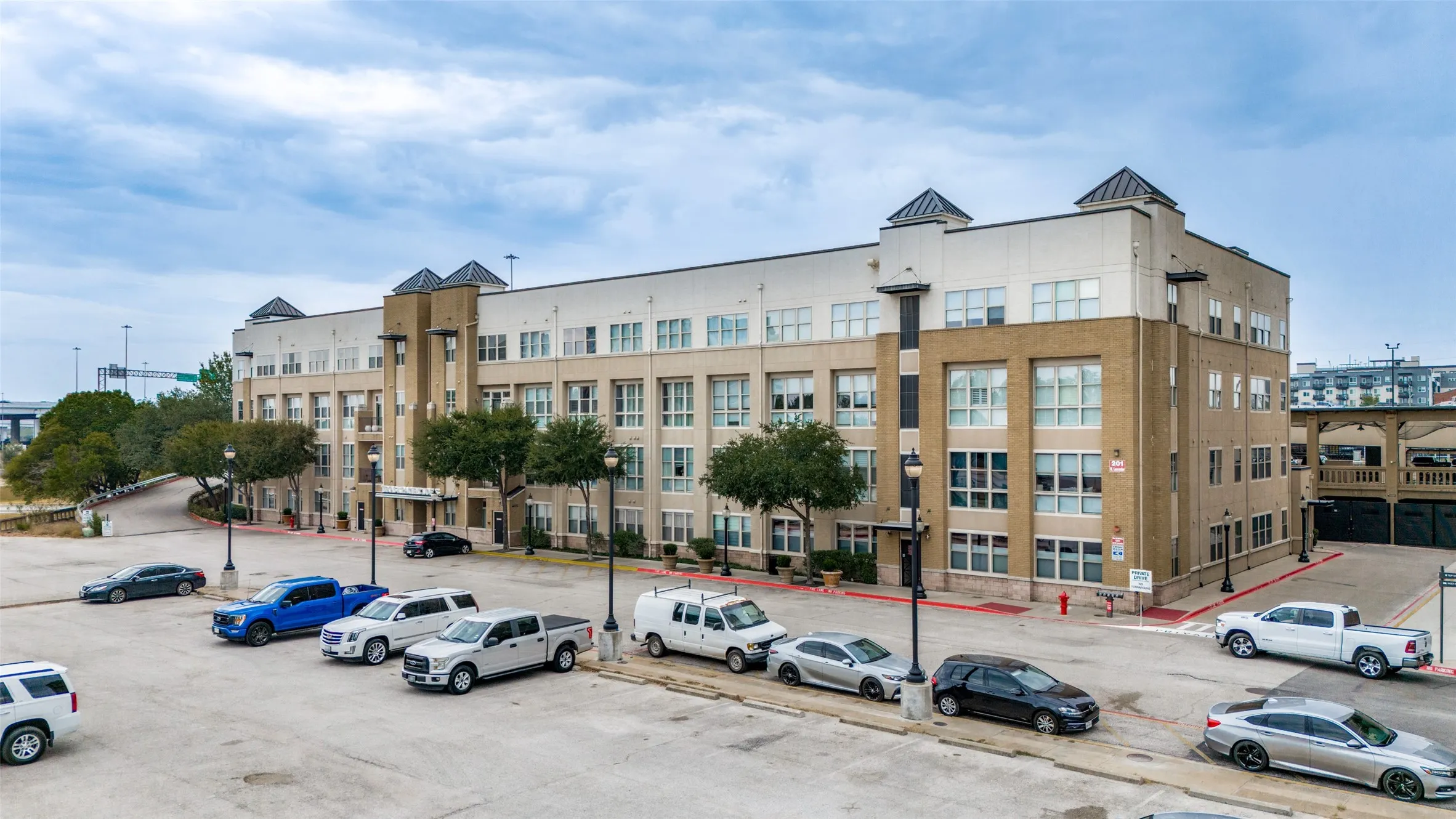 Condominium For Sale in Tarrant County , 201 W Lancaster Avenue 212, Fort Worth, Texas 76102, 2 Bedroom, 2 Bathroom, 1 Garage spaces, 928 Sqft, built in 2005, mls#21383336, Real Estate Agent in Fort Worth, Homes For Sale in Tarrant county, Homes For Sale in Fort Worth, Realtor in Fort Worth Texas, Real Estate Brokerage Independent Realty Texas, Luminita Cordes Realtor