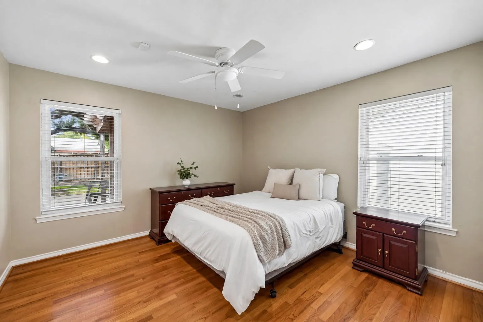Single Family Residence For Sale in Dallas County , 10507 Royalwood Drive, Dallas, Texas 75238, 3 Bedroom, 2 Bathroom, 2 Garage spaces, 1,917 Sqft, built in 1960, mls#21383922, Real Estate Agent in Dallas, Homes For Sale in Dallas county, Homes For Sale in Dallas, Realtor in Dallas Texas, Real Estate Brokerage Independent Realty Texas, Luminita Cordes Realtor