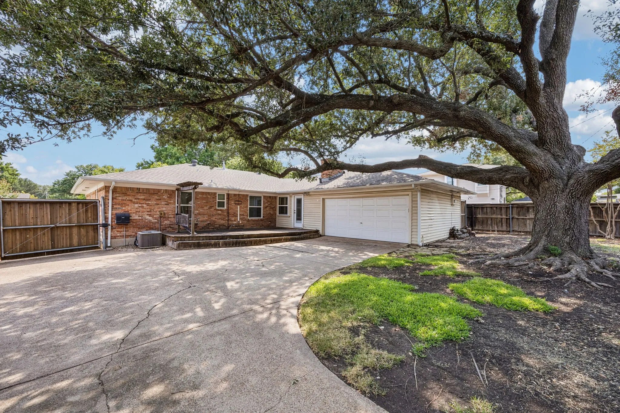 Single Family Residence For Sale in Dallas County , 10507 Royalwood Drive, Dallas, Texas 75238, 3 Bedroom, 2 Bathroom, 2 Garage spaces, 1,917 Sqft, built in 1960, mls#21383922, Real Estate Agent in Dallas, Homes For Sale in Dallas county, Homes For Sale in Dallas, Realtor in Dallas Texas, Real Estate Brokerage Independent Realty Texas, Luminita Cordes Realtor