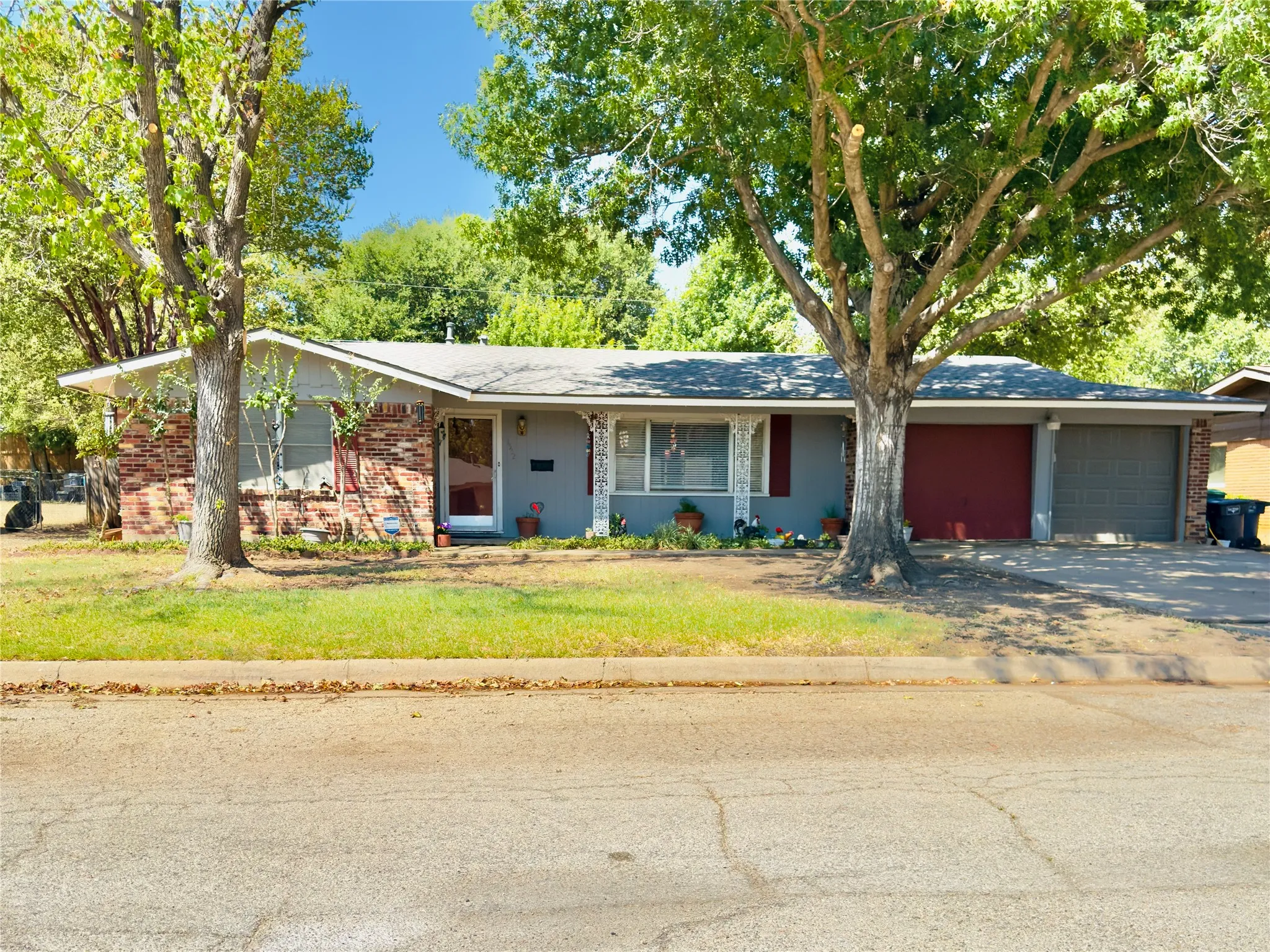 Single Family Residence For Sale in Tarrant County , 1552 Montclair Drive, Fort Worth, Texas 76103, 6 Bedroom, 3 Bathroom, 2 Garage spaces, 2,291 Sqft, built in 1957, mls#21383004, Real Estate Agent in Fort Worth, Homes For Sale in Tarrant county, Homes For Sale in Fort Worth, Realtor in Fort Worth Texas, Real Estate Brokerage Independent Realty Texas, Luminita Cordes Realtor