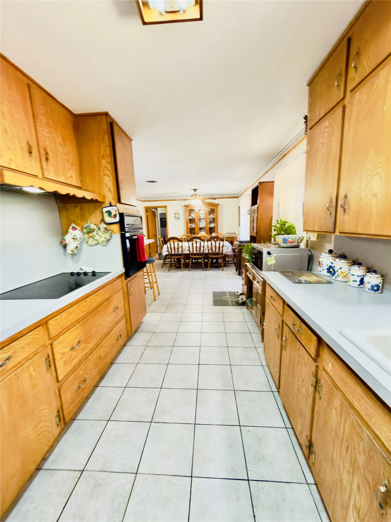 Single Family Residence For Sale in Tarrant County , 1552 Montclair Drive, Fort Worth, Texas 76103, 6 Bedroom, 3 Bathroom, 2 Garage spaces, 2,291 Sqft, built in 1957, mls#21383004, Real Estate Agent in Fort Worth, Homes For Sale in Tarrant county, Homes For Sale in Fort Worth, Realtor in Fort Worth Texas, Real Estate Brokerage Independent Realty Texas, Luminita Cordes Realtor
