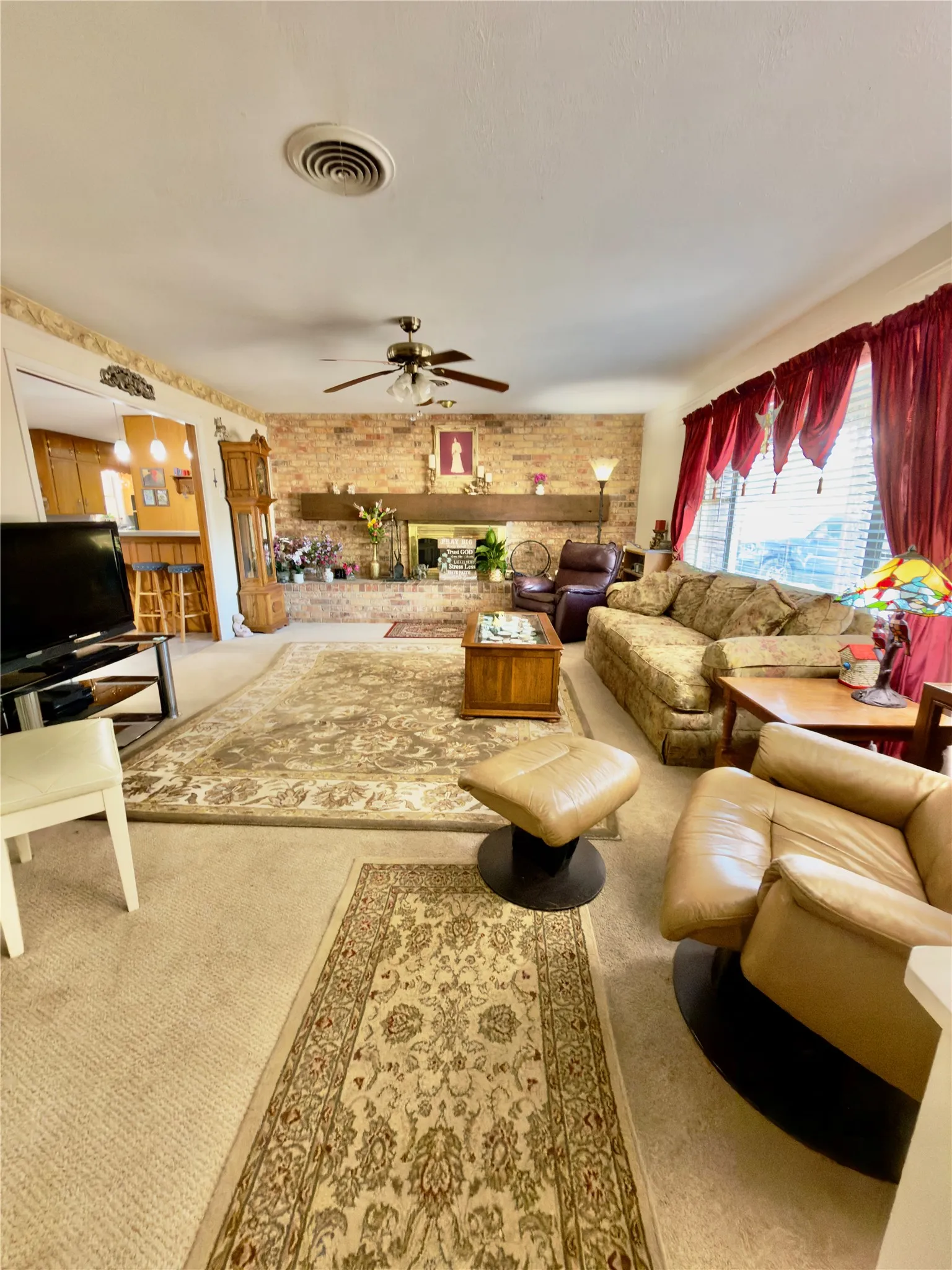 Single Family Residence For Sale in Tarrant County , 1552 Montclair Drive, Fort Worth, Texas 76103, 6 Bedroom, 3 Bathroom, 2 Garage spaces, 2,291 Sqft, built in 1957, mls#21383004, Real Estate Agent in Fort Worth, Homes For Sale in Tarrant county, Homes For Sale in Fort Worth, Realtor in Fort Worth Texas, Real Estate Brokerage Independent Realty Texas, Luminita Cordes Realtor