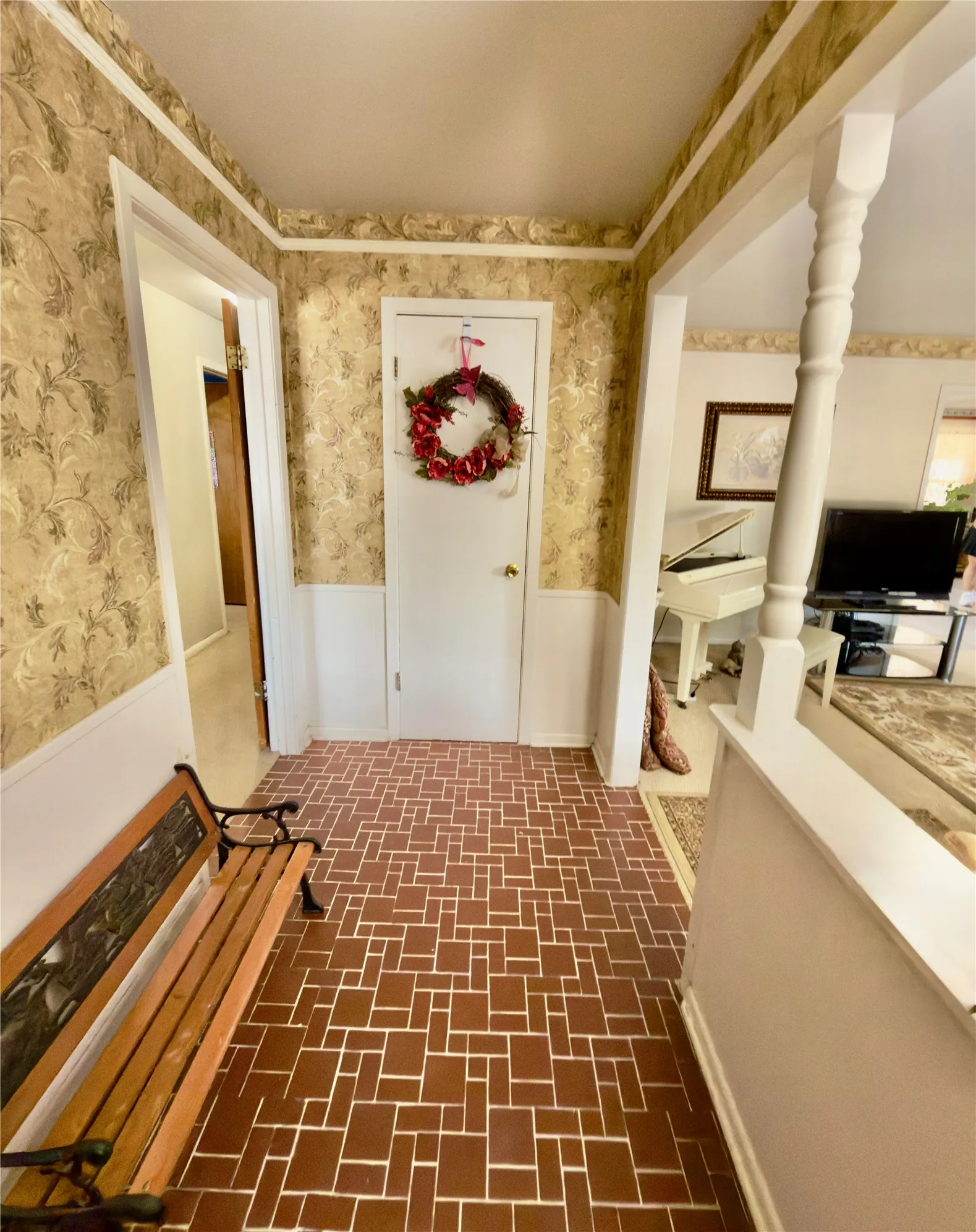 Single Family Residence For Sale in Tarrant County , 1552 Montclair Drive, Fort Worth, Texas 76103, 6 Bedroom, 3 Bathroom, 2 Garage spaces, 2,291 Sqft, built in 1957, mls#21383004, Real Estate Agent in Fort Worth, Homes For Sale in Tarrant county, Homes For Sale in Fort Worth, Realtor in Fort Worth Texas, Real Estate Brokerage Independent Realty Texas, Luminita Cordes Realtor