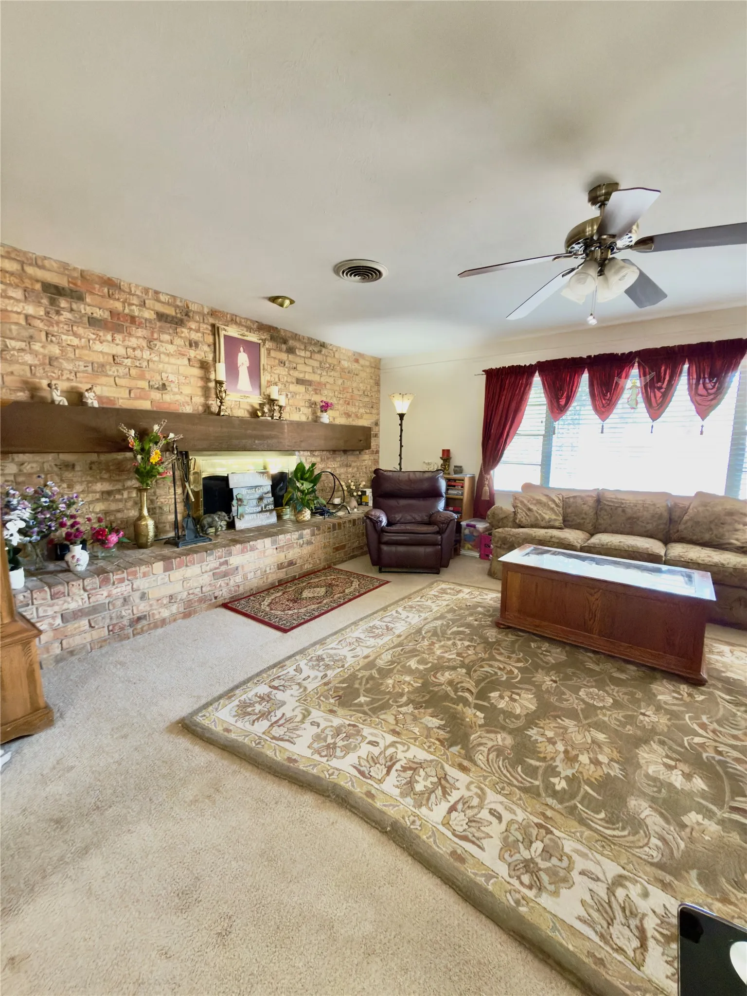 Single Family Residence For Sale in Tarrant County , 1552 Montclair Drive, Fort Worth, Texas 76103, 6 Bedroom, 3 Bathroom, 2 Garage spaces, 2,291 Sqft, built in 1957, mls#21383004, Real Estate Agent in Fort Worth, Homes For Sale in Tarrant county, Homes For Sale in Fort Worth, Realtor in Fort Worth Texas, Real Estate Brokerage Independent Realty Texas, Luminita Cordes Realtor