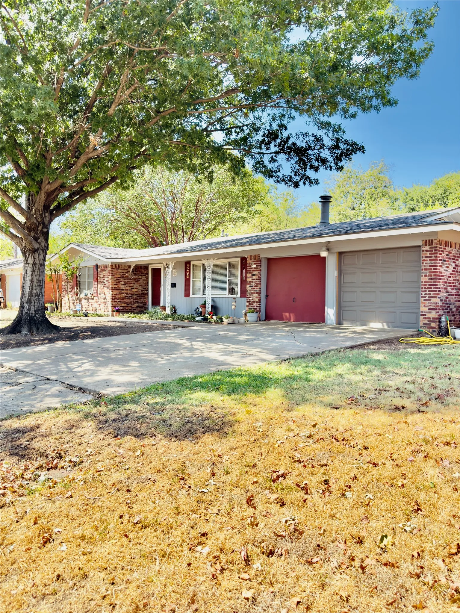 Single Family Residence For Sale in Tarrant County , 1552 Montclair Drive, Fort Worth, Texas 76103, 6 Bedroom, 3 Bathroom, 2 Garage spaces, 2,291 Sqft, built in 1957, mls#21383004, Real Estate Agent in Fort Worth, Homes For Sale in Tarrant county, Homes For Sale in Fort Worth, Realtor in Fort Worth Texas, Real Estate Brokerage Independent Realty Texas, Luminita Cordes Realtor