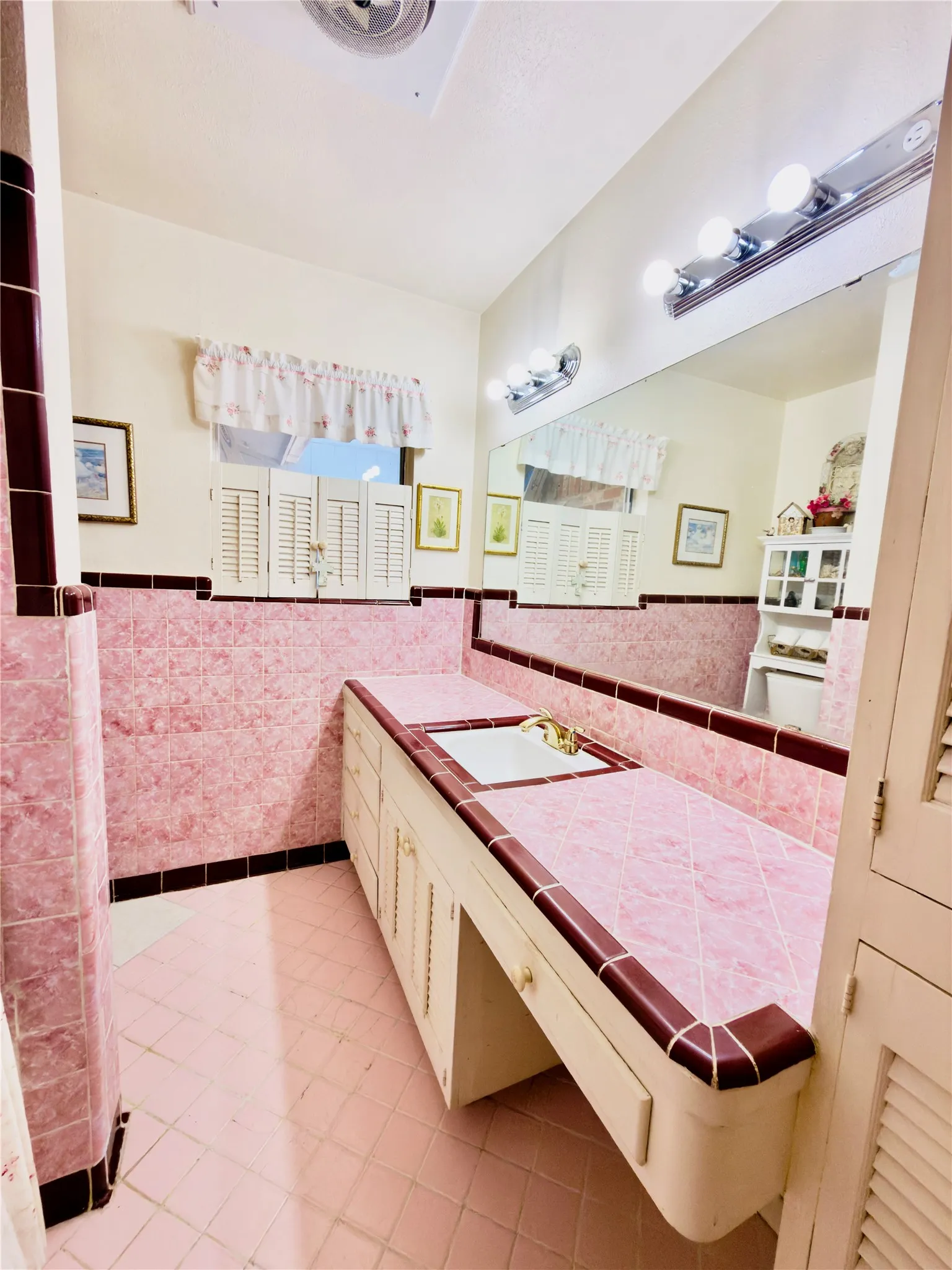 Single Family Residence For Sale in Tarrant County , 1552 Montclair Drive, Fort Worth, Texas 76103, 6 Bedroom, 3 Bathroom, 2 Garage spaces, 2,291 Sqft, built in 1957, mls#21383004, Real Estate Agent in Fort Worth, Homes For Sale in Tarrant county, Homes For Sale in Fort Worth, Realtor in Fort Worth Texas, Real Estate Brokerage Independent Realty Texas, Luminita Cordes Realtor