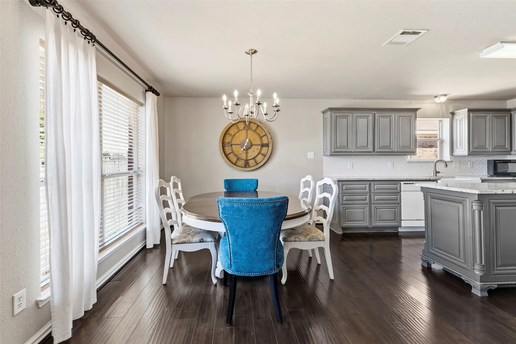 Light and bright breakfast room