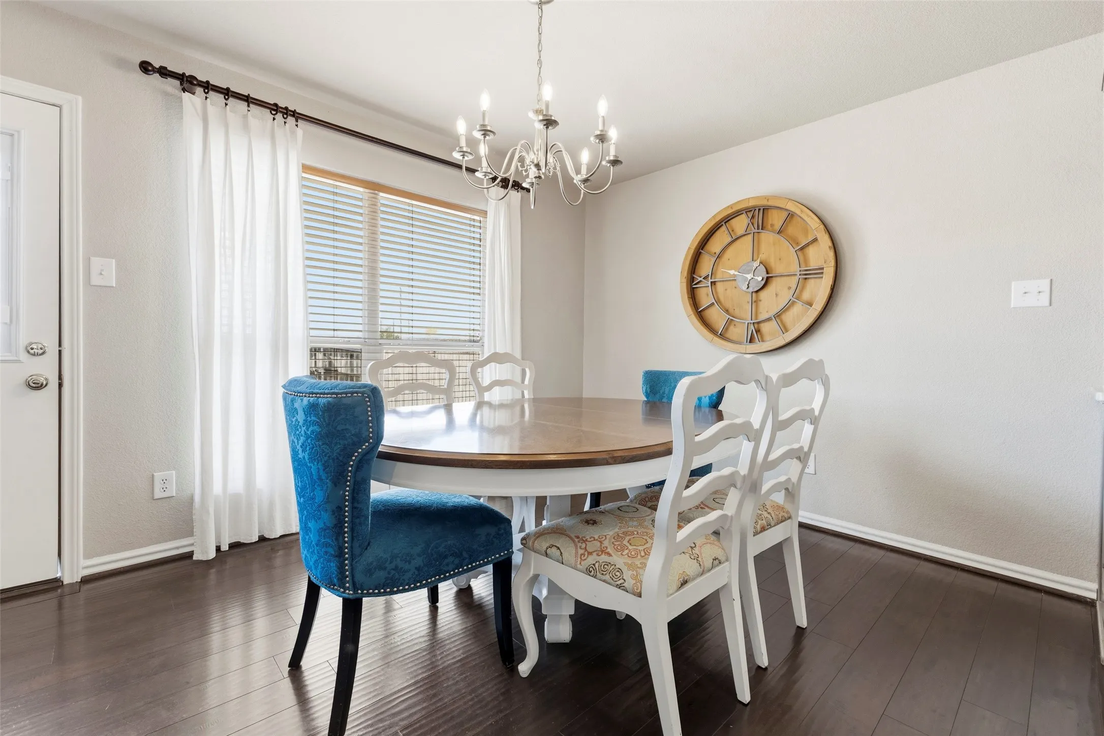 Light and bright breakfast room