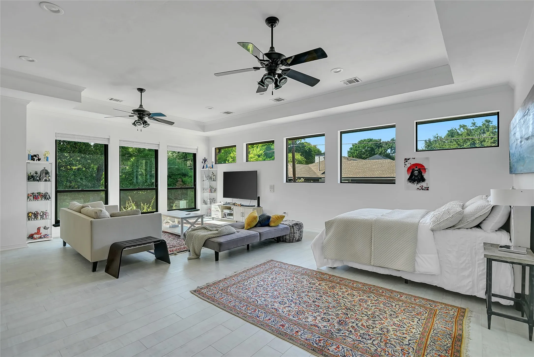 2nd floor overlooking pool