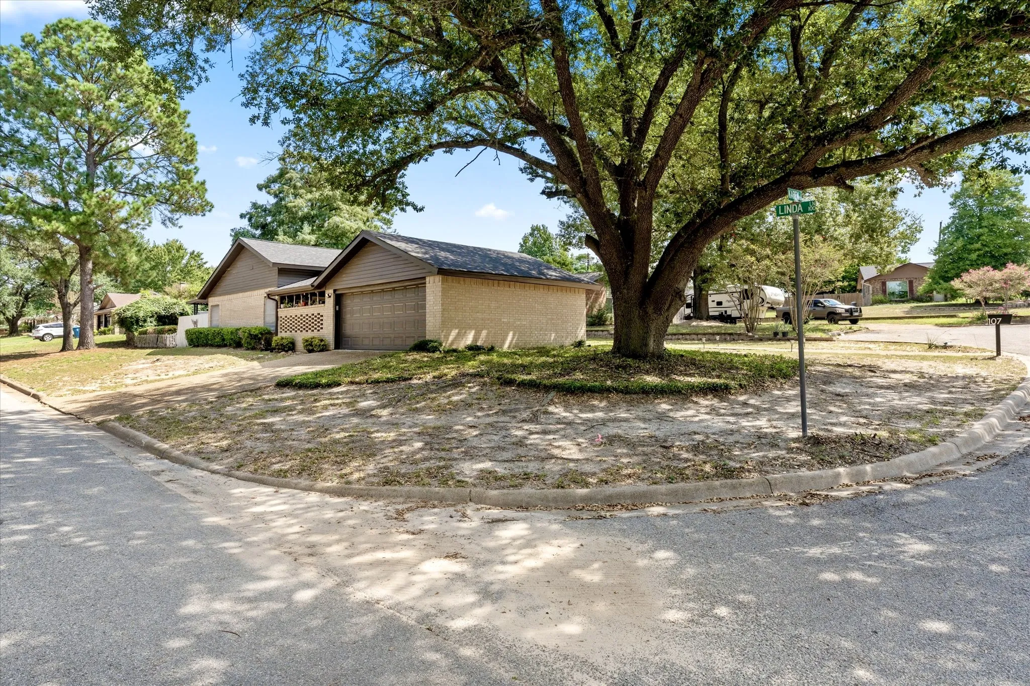 Single Family Residence For Sale in Henderson County , 107 Karen Court, Athens, Texas 75751, 3 Bedroom, 2 Bathroom, 2 Garage spaces, 1,513 Sqft, built in 1976, mls#21382944, Real Estate Agent in Athens, Homes For Sale in Henderson county, Homes For Sale in Athens, Realtor in Athens Texas, Real Estate Brokerage Independent Realty Texas, Luminita Cordes Realtor