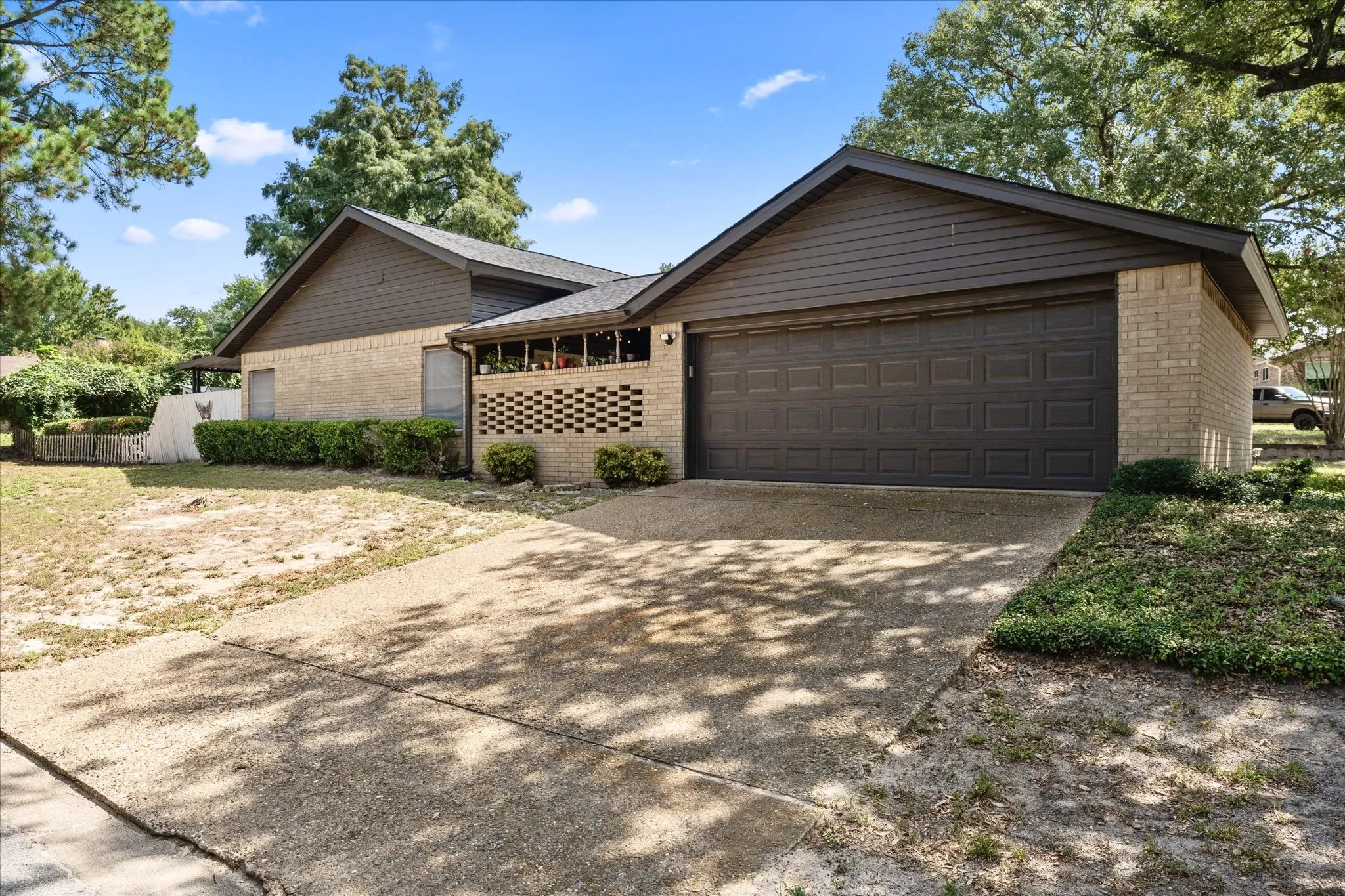 Single Family Residence For Sale in Henderson County , 107 Karen Court, Athens, Texas 75751, 3 Bedroom, 2 Bathroom, 2 Garage spaces, 1,513 Sqft, built in 1976, mls#21382944, Real Estate Agent in Athens, Homes For Sale in Henderson county, Homes For Sale in Athens, Realtor in Athens Texas, Real Estate Brokerage Independent Realty Texas, Luminita Cordes Realtor