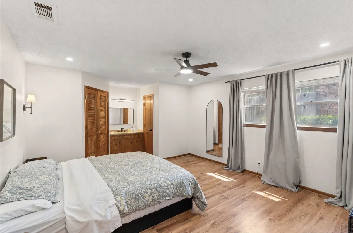 Single Family Residence For Sale in Henderson County , 107 Karen Court, Athens, Texas 75751, 3 Bedroom, 2 Bathroom, 2 Garage spaces, 1,513 Sqft, built in 1976, mls#21382944, Real Estate Agent in Athens, Homes For Sale in Henderson county, Homes For Sale in Athens, Realtor in Athens Texas, Real Estate Brokerage Independent Realty Texas, Luminita Cordes Realtor