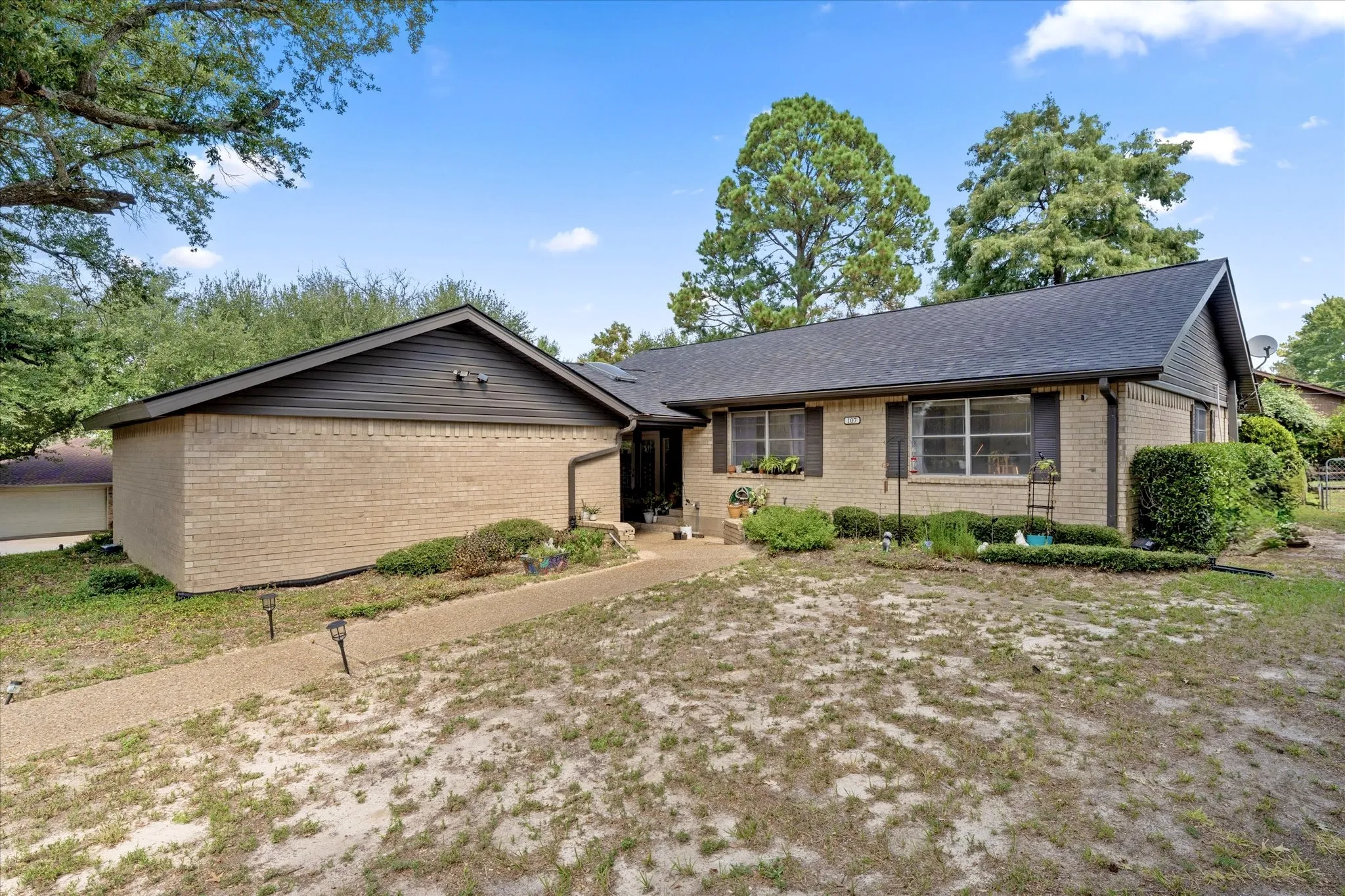 Single Family Residence For Sale in Henderson County , 107 Karen Court, Athens, Texas 75751, 3 Bedroom, 2 Bathroom, 2 Garage spaces, 1,513 Sqft, built in 1976, mls#21382944, Real Estate Agent in Athens, Homes For Sale in Henderson county, Homes For Sale in Athens, Realtor in Athens Texas, Real Estate Brokerage Independent Realty Texas, Luminita Cordes Realtor