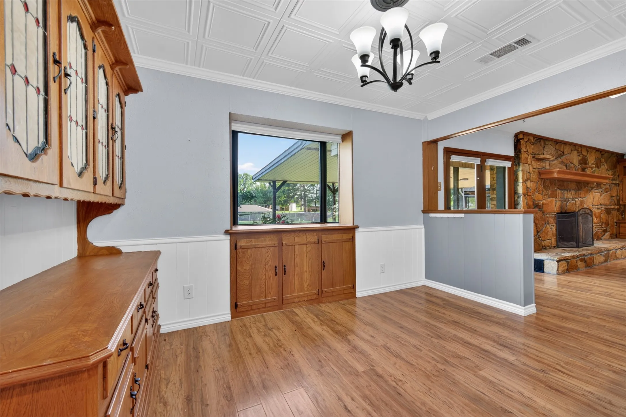 Light and bright breakfast room