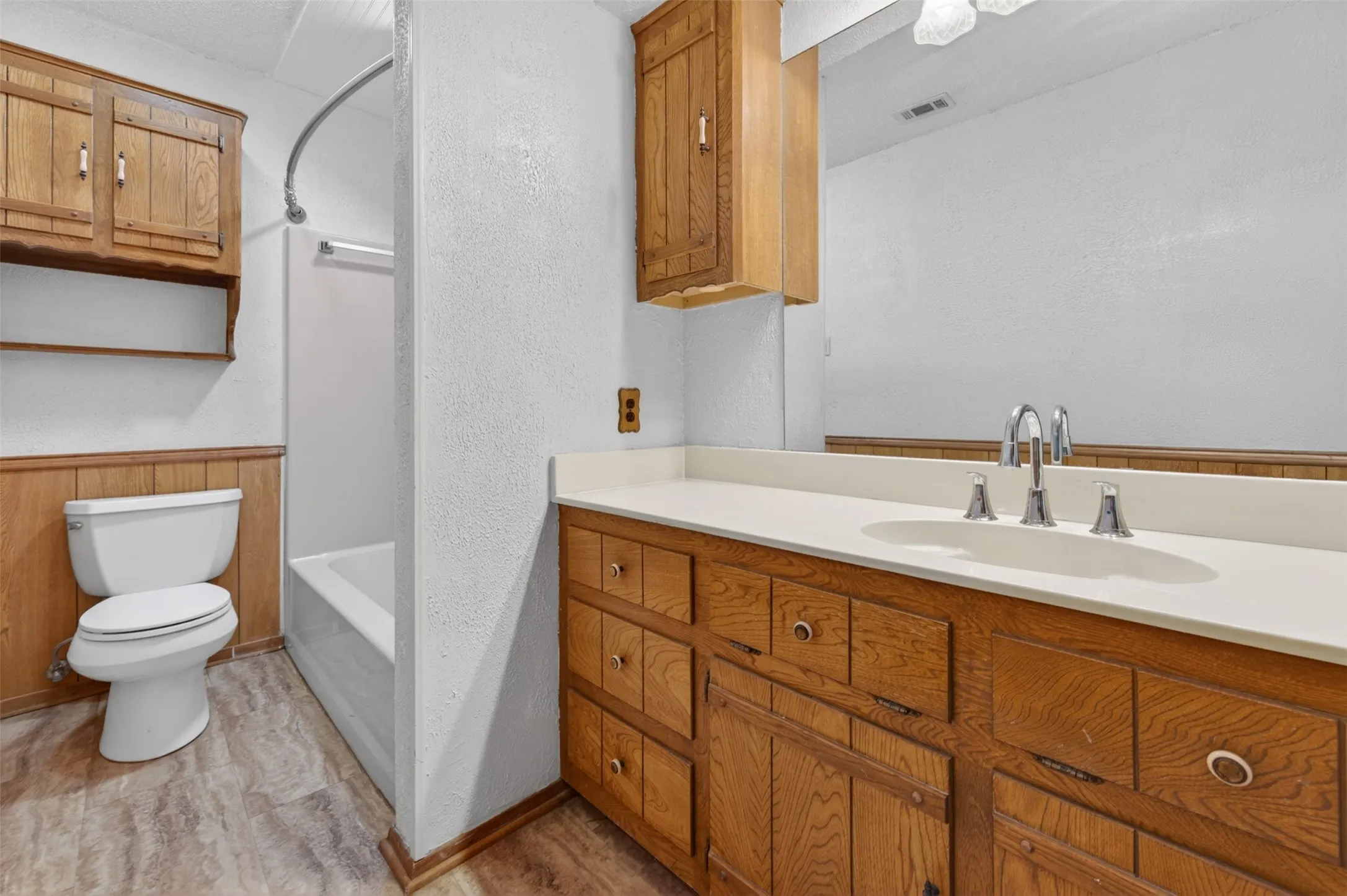 Full bathroom between bedrooms 2 and 3