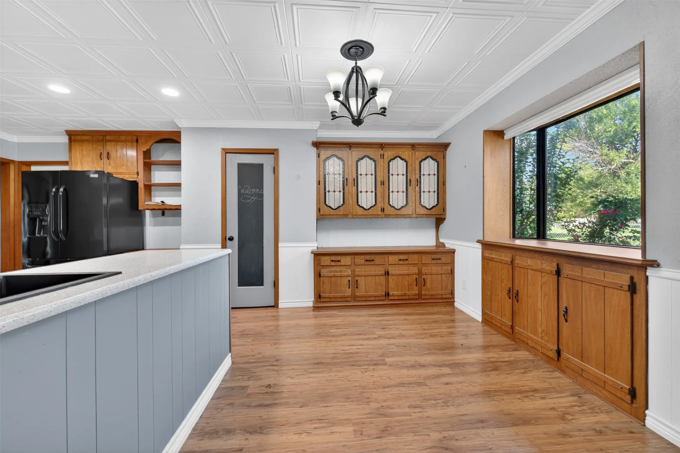 Light and bright breakfast room