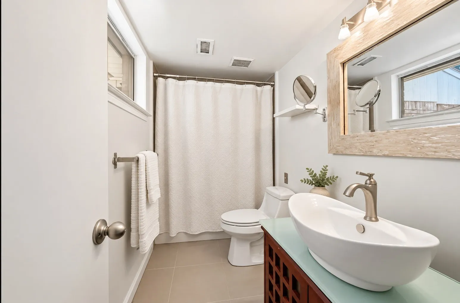 Townhouse For Sale in Dallas County , 525 Towne House Lane, Richardson, Texas 75081, 3 Bedroom, 3 Bathroom, Garage spaces, 1,606 Sqft, built in 1973, mls#21383938, Real Estate Agent in Richardson, Homes For Sale in Dallas county, Homes For Sale in Richardson, Realtor in Richardson Texas, Real Estate Brokerage Independent Realty Texas, Luminita Cordes Realtor
