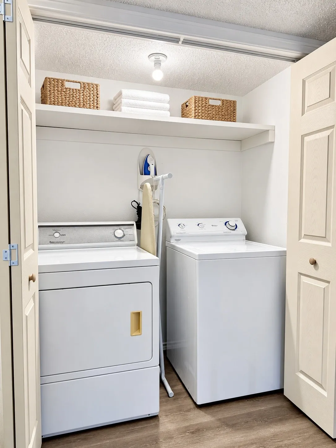 Townhouse For Sale in Dallas County , 525 Towne House Lane, Richardson, Texas 75081, 3 Bedroom, 3 Bathroom, Garage spaces, 1,606 Sqft, built in 1973, mls#21383938, Real Estate Agent in Richardson, Homes For Sale in Dallas county, Homes For Sale in Richardson, Realtor in Richardson Texas, Real Estate Brokerage Independent Realty Texas, Luminita Cordes Realtor