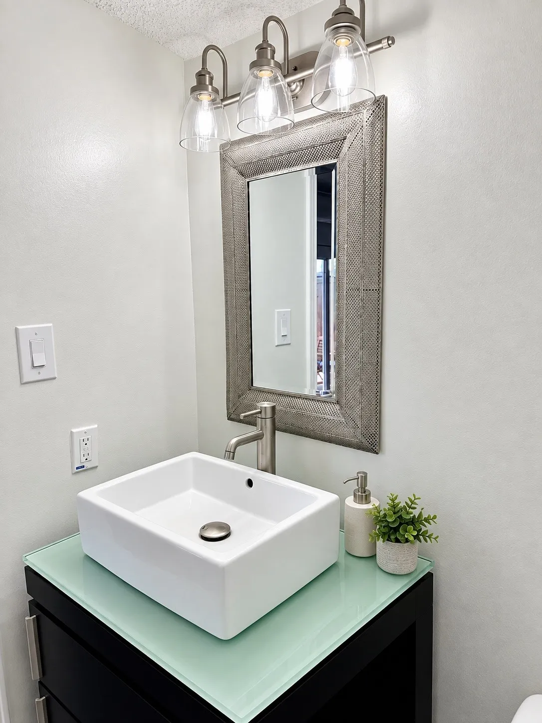 Townhouse For Sale in Dallas County , 525 Towne House Lane, Richardson, Texas 75081, 3 Bedroom, 3 Bathroom, Garage spaces, 1,606 Sqft, built in 1973, mls#21383938, Real Estate Agent in Richardson, Homes For Sale in Dallas county, Homes For Sale in Richardson, Realtor in Richardson Texas, Real Estate Brokerage Independent Realty Texas, Luminita Cordes Realtor